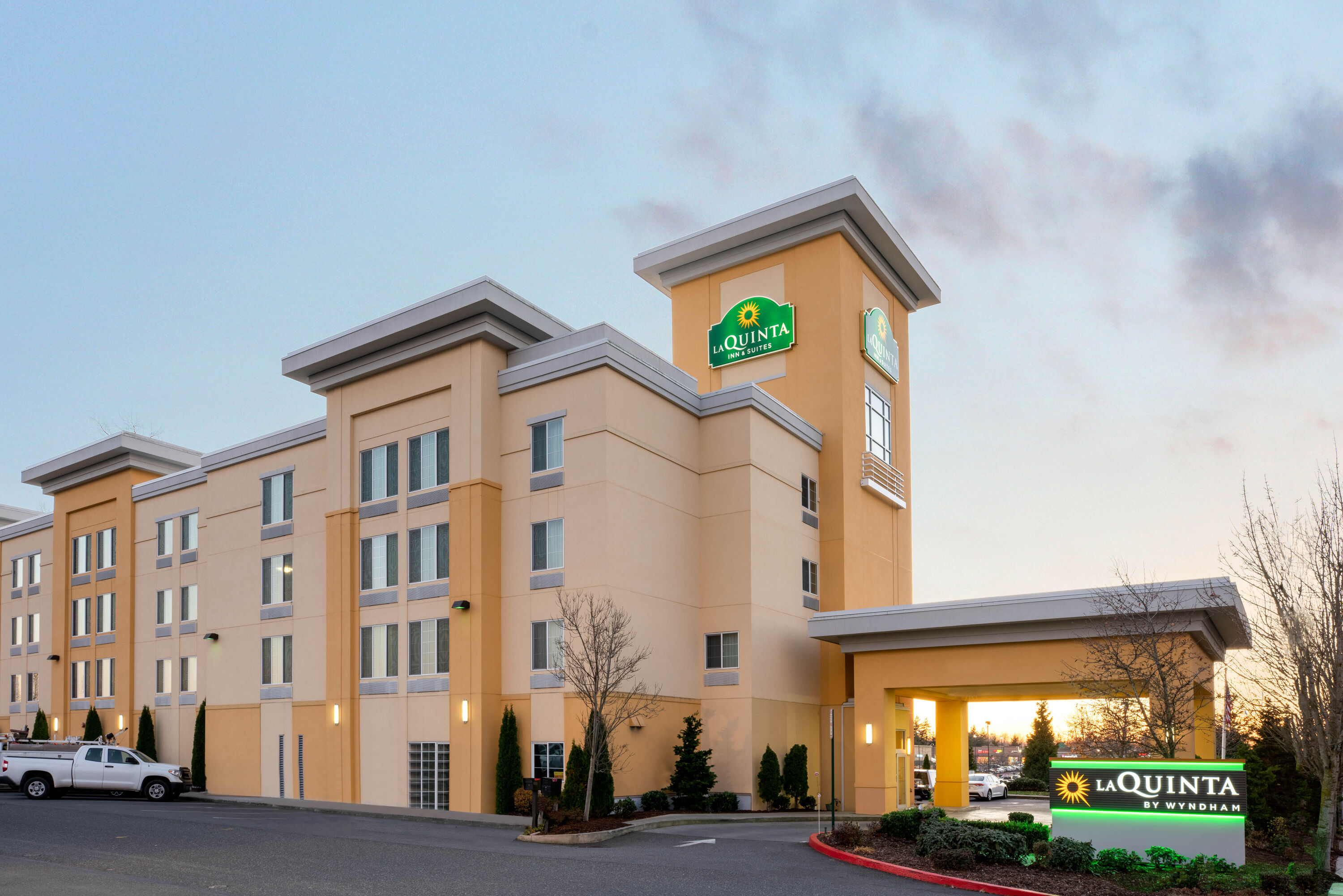 Exterior Dusk Image of La Quinta Inn & Suites by Wyndham Bellingham hotel in Bellingham, Washington