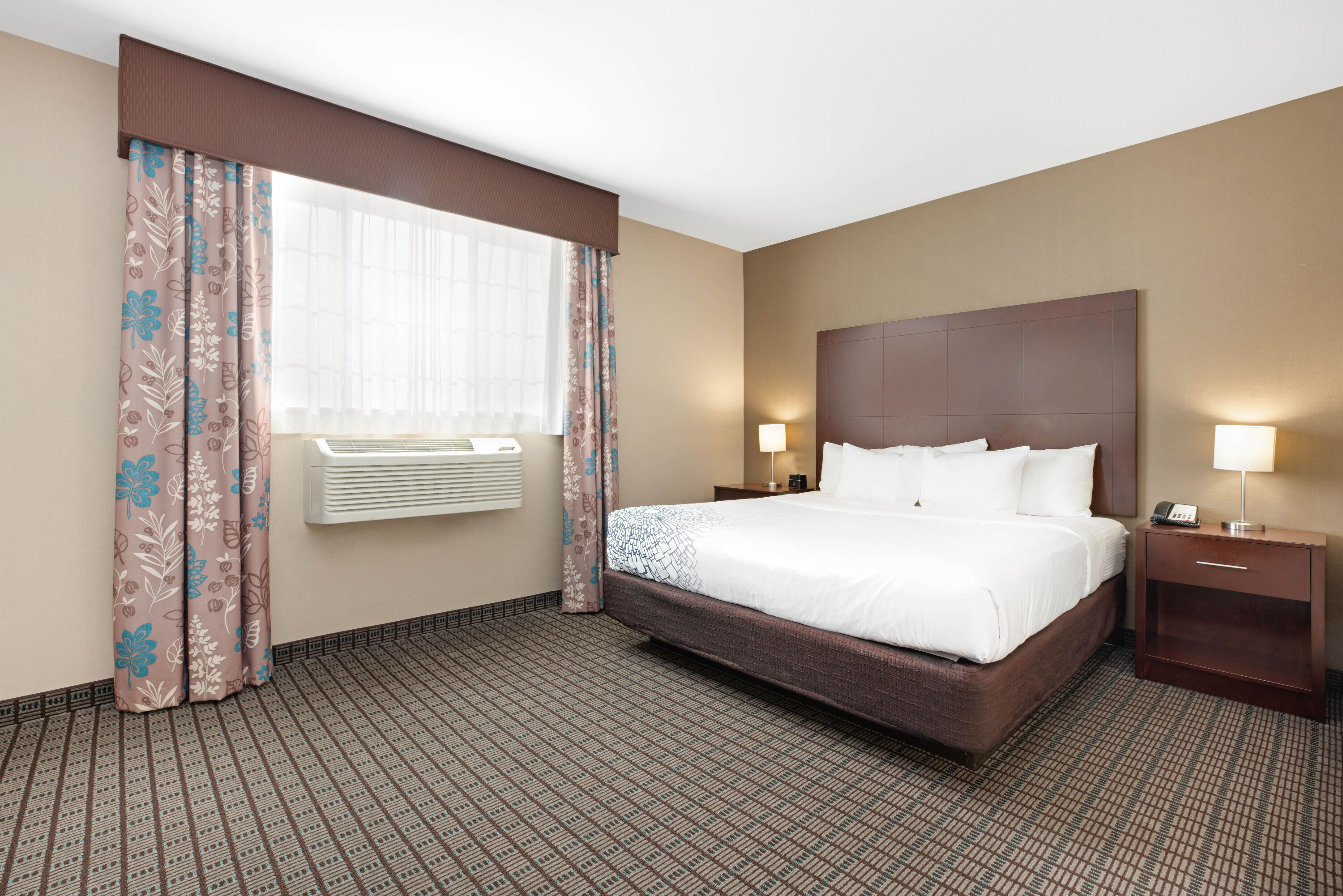 La Quinta Inn & Suites by Wyndham Bellingham suite in Bellingham, Washington
