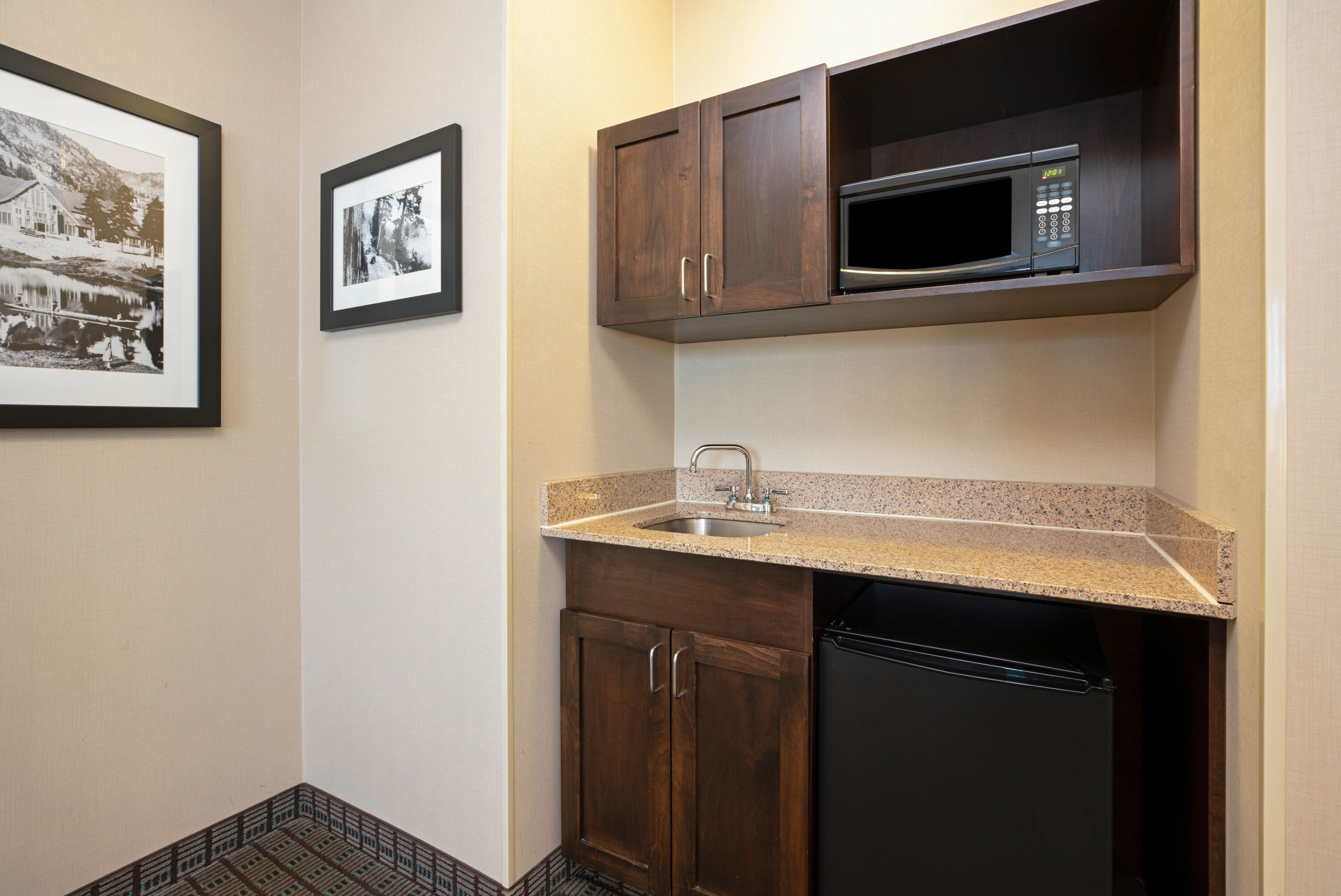La Quinta Inn & Suites by Wyndham Bellingham suite in Bellingham, Washington