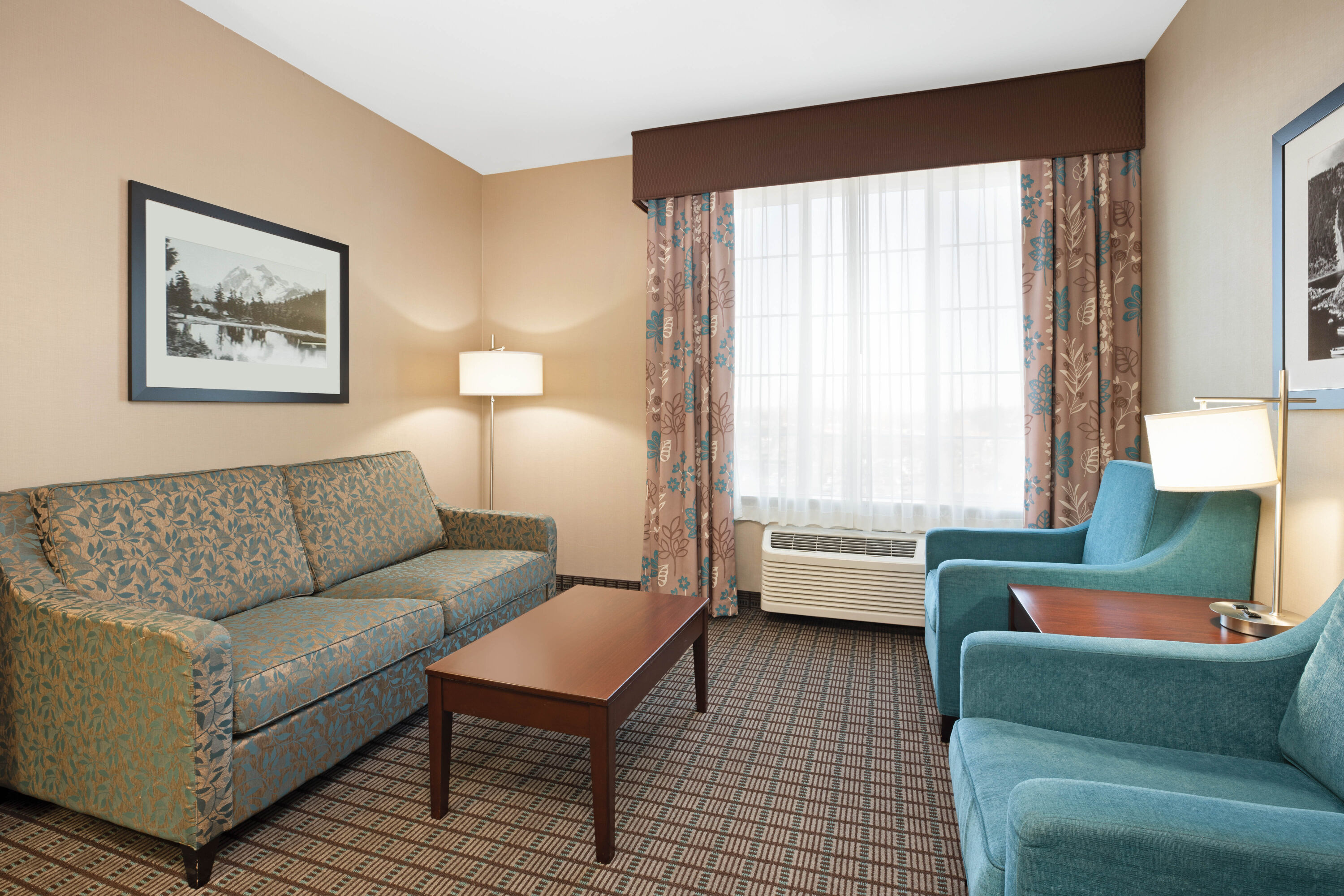 La Quinta Inn & Suites by Wyndham Bellingham suite in Bellingham, Washington