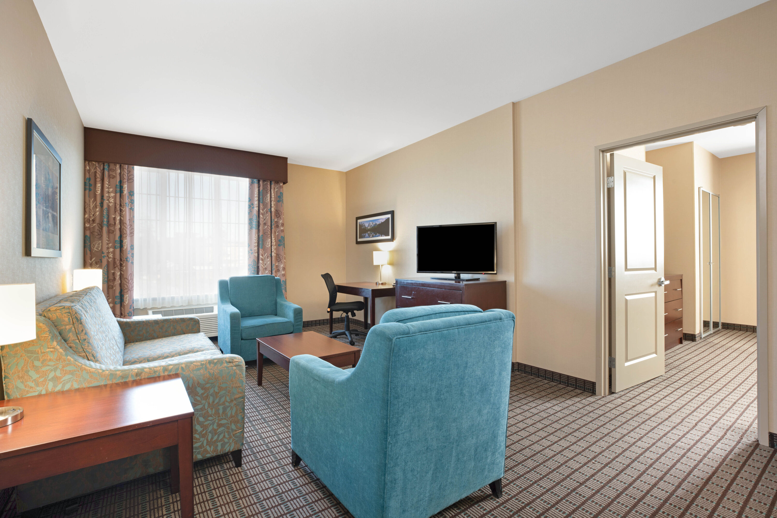 La Quinta Inn & Suites by Wyndham Bellingham suite in Bellingham, Washington