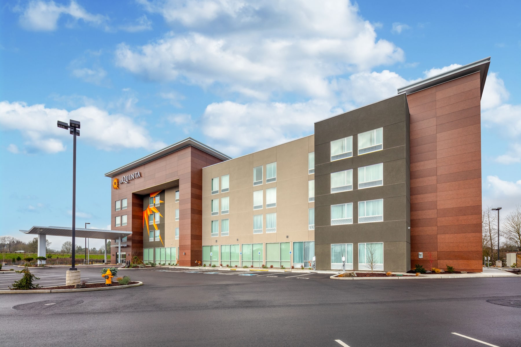 Exterior Day Image of La Quinta Inn & Suites by Wyndham Centralia hotel in Centralia, Washington