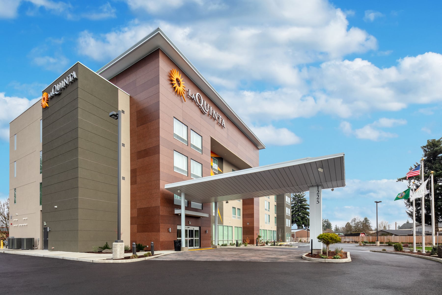 Exterior Day Image of La Quinta Inn & Suites by Wyndham Centralia hotel in Centralia, Washington