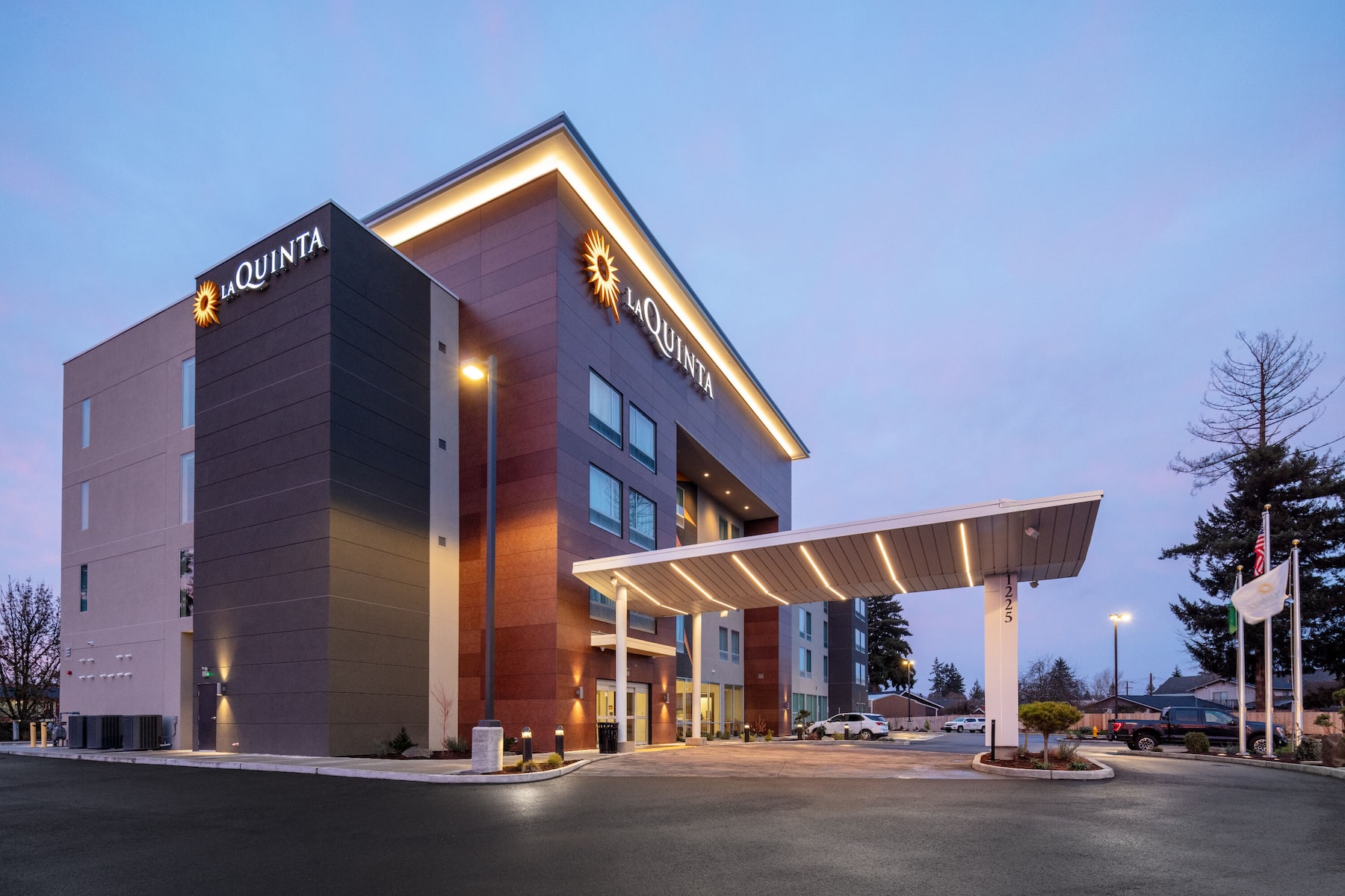 Exterior Dusk Image of La Quinta Inn & Suites by Wyndham Centralia hotel in Centralia, Washington