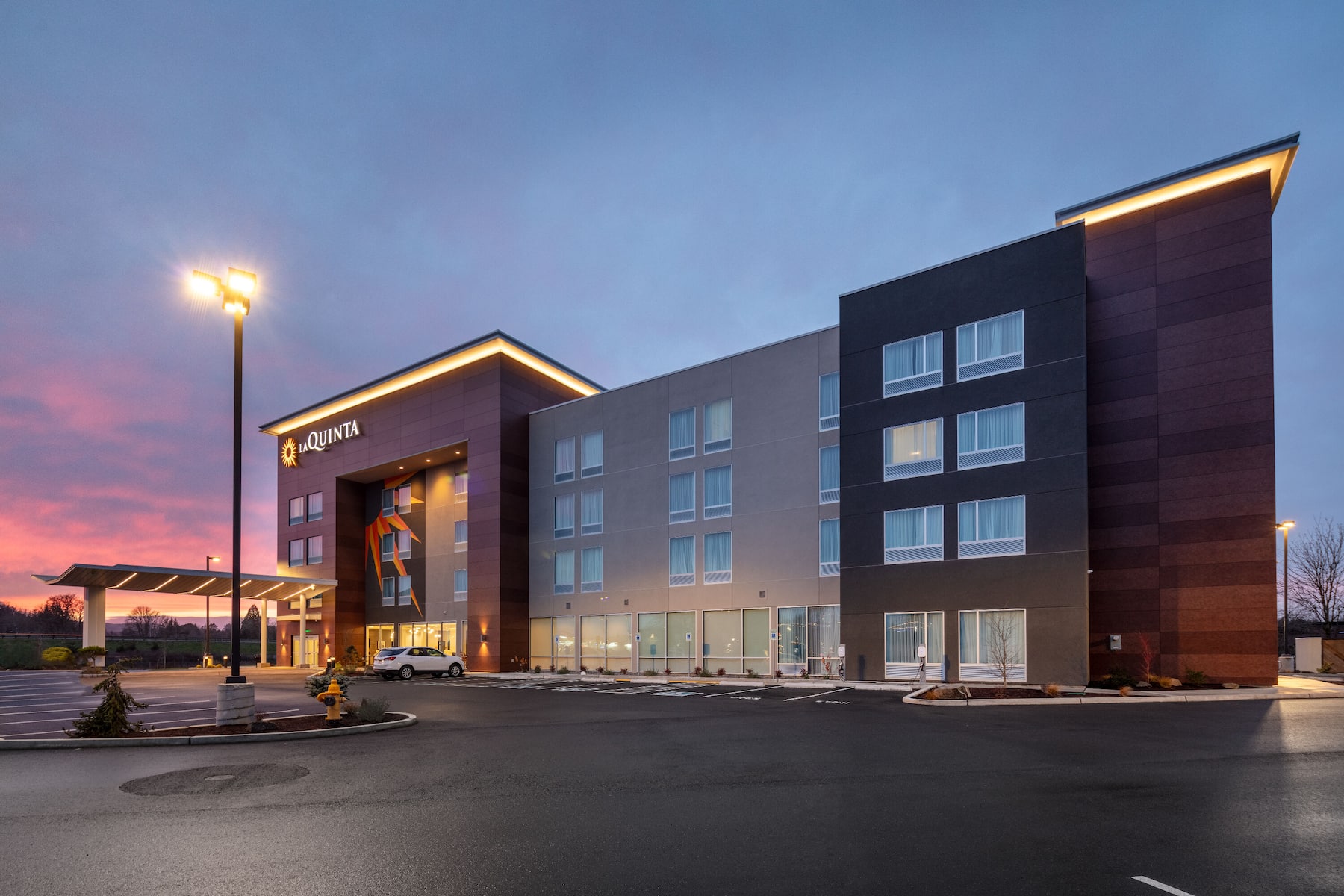 Exterior Dusk Image of La Quinta Inn & Suites by Wyndham Centralia hotel in Centralia, Washington