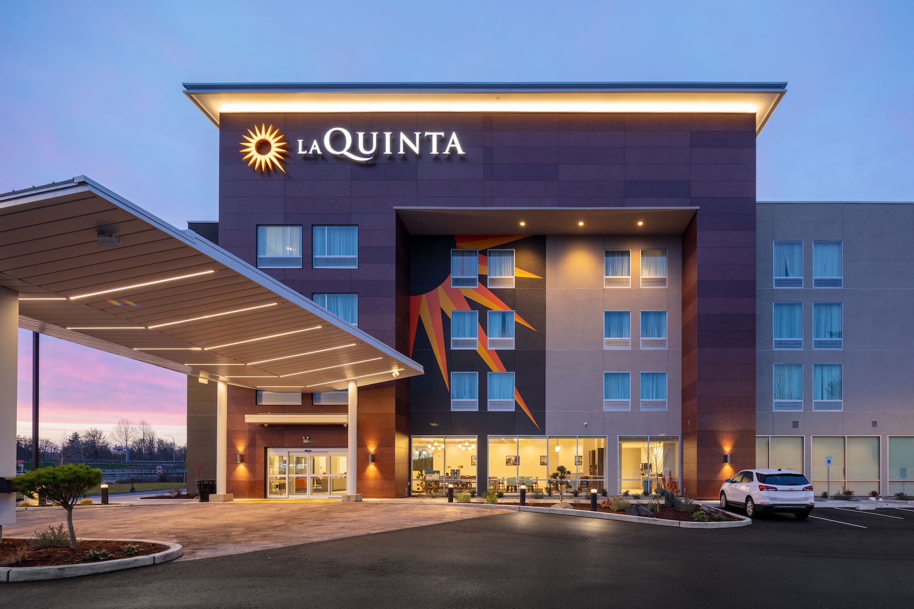 Exterior Dusk Image of La Quinta Inn & Suites by Wyndham Centralia hotel in Centralia, Washington