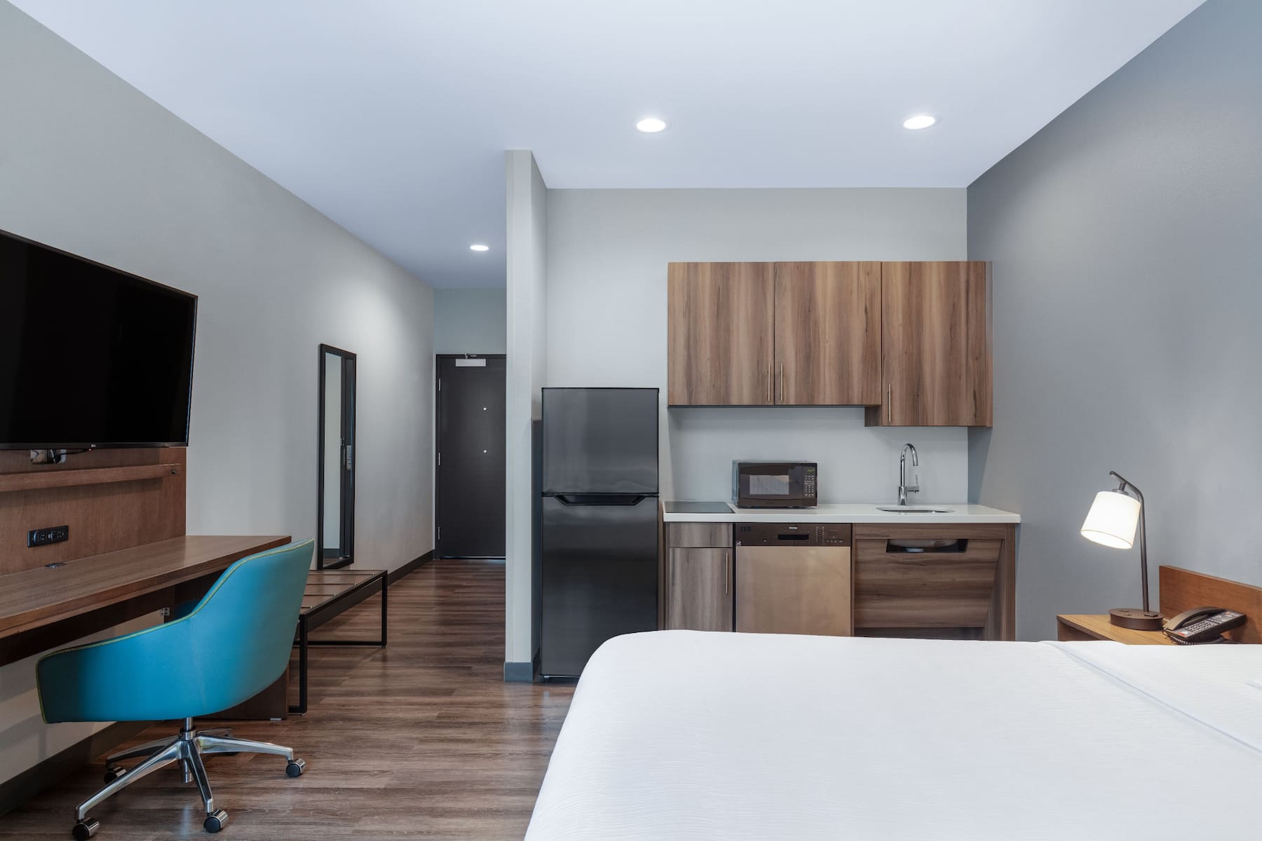 Guest room at the La Quinta Inn & Suites by Wyndham Centralia in Centralia, Washington