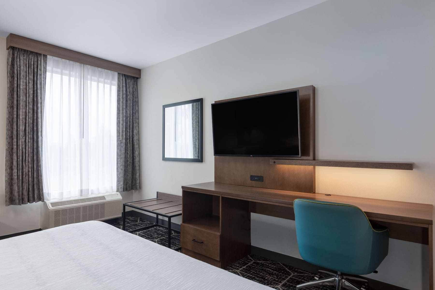 Guest room at the La Quinta Inn & Suites by Wyndham Centralia in Centralia, Washington