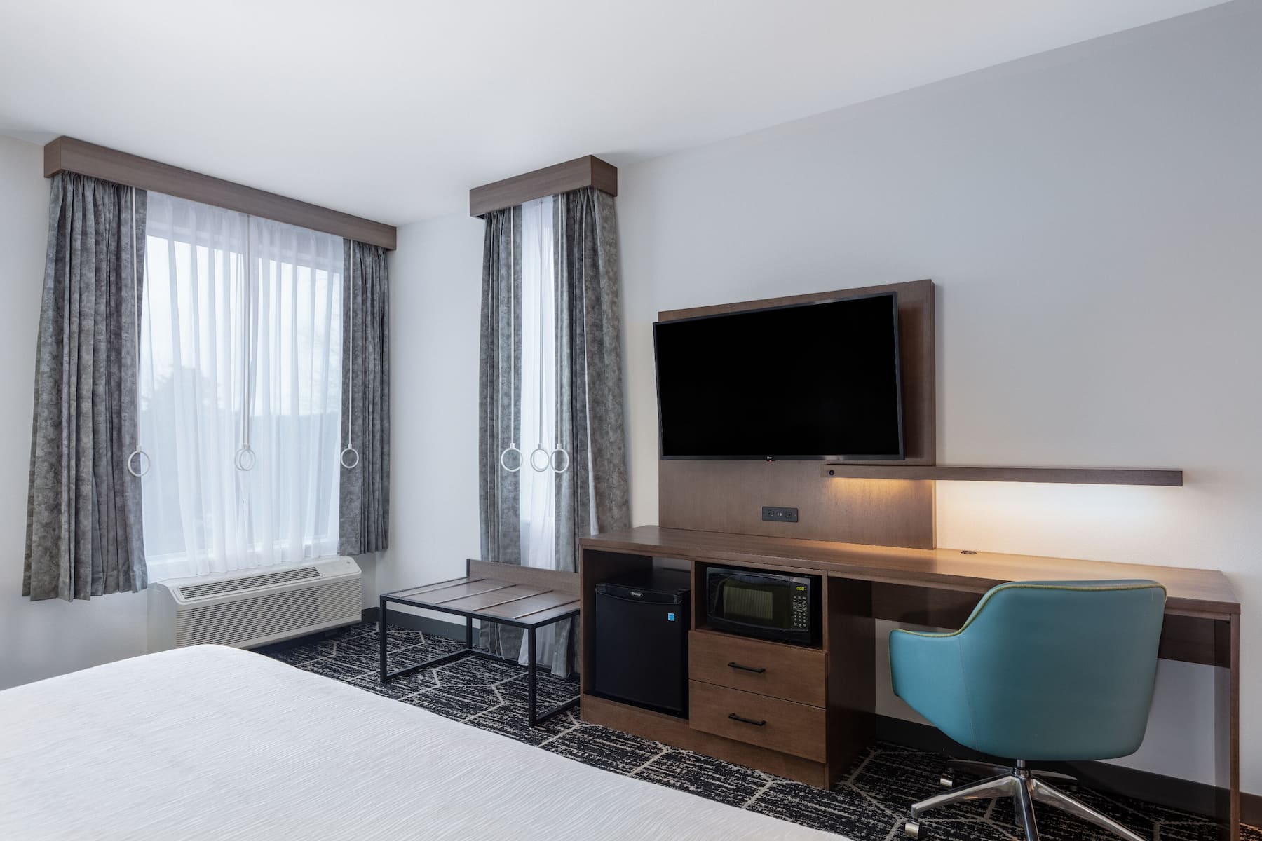 Guest room at the La Quinta Inn & Suites by Wyndham Centralia in Centralia, Washington