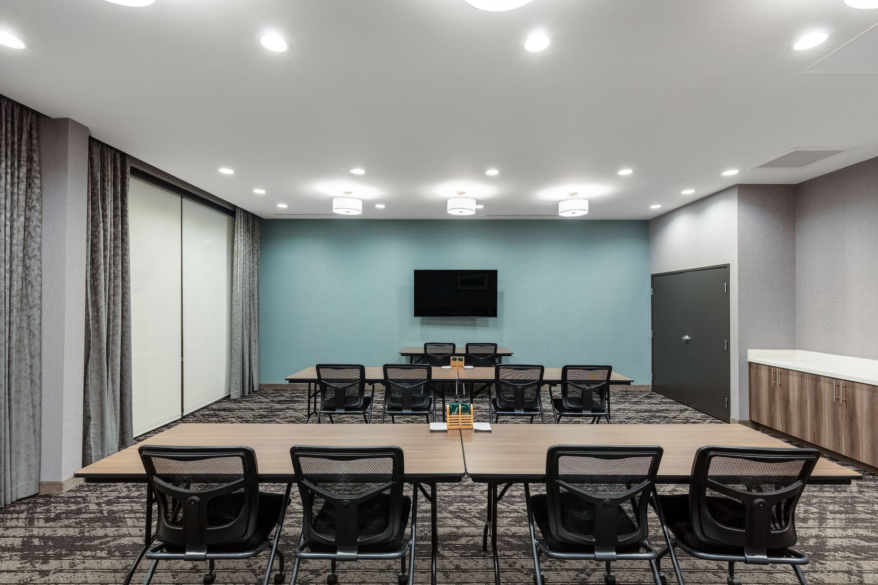 Meeting room at La Quinta Inn & Suites by Wyndham Centralia in Centralia, Washington
