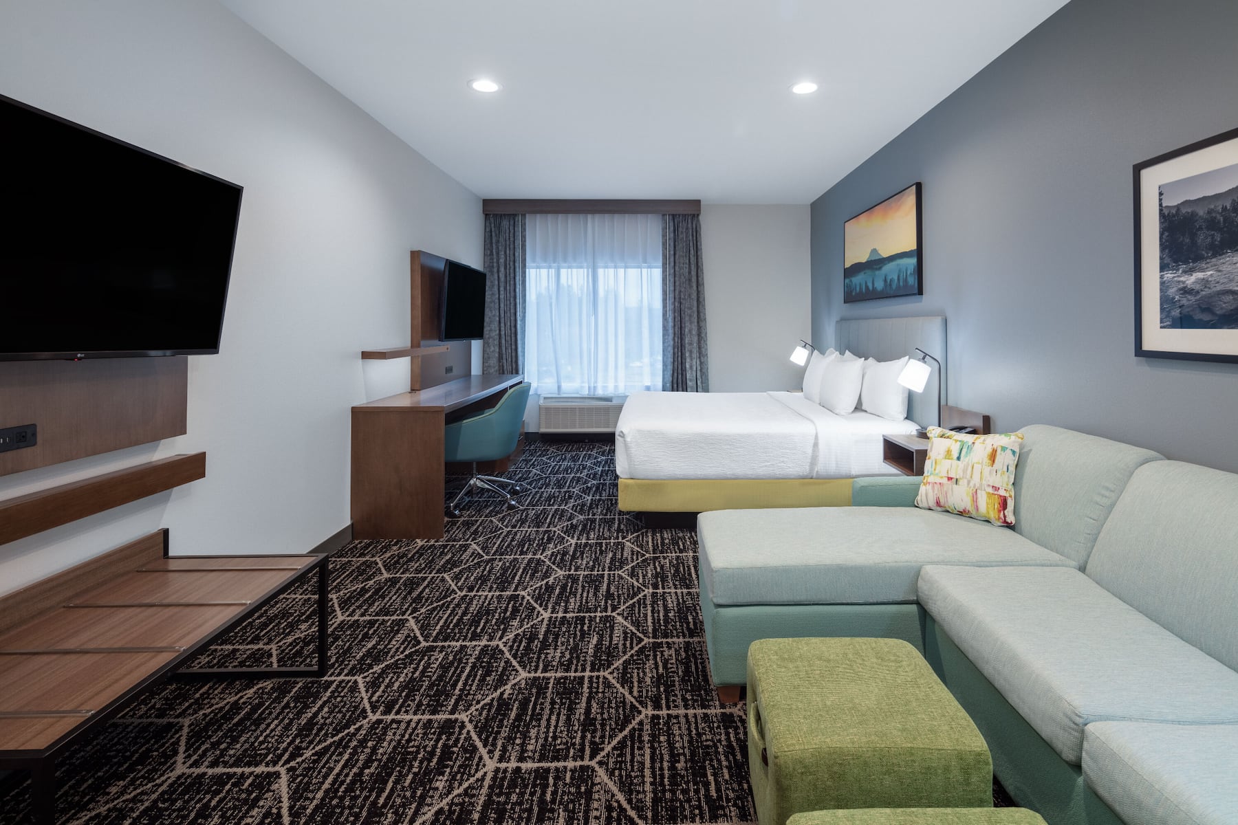 La Quinta Inn & Suites by Wyndham Centralia suite in Centralia, Washington