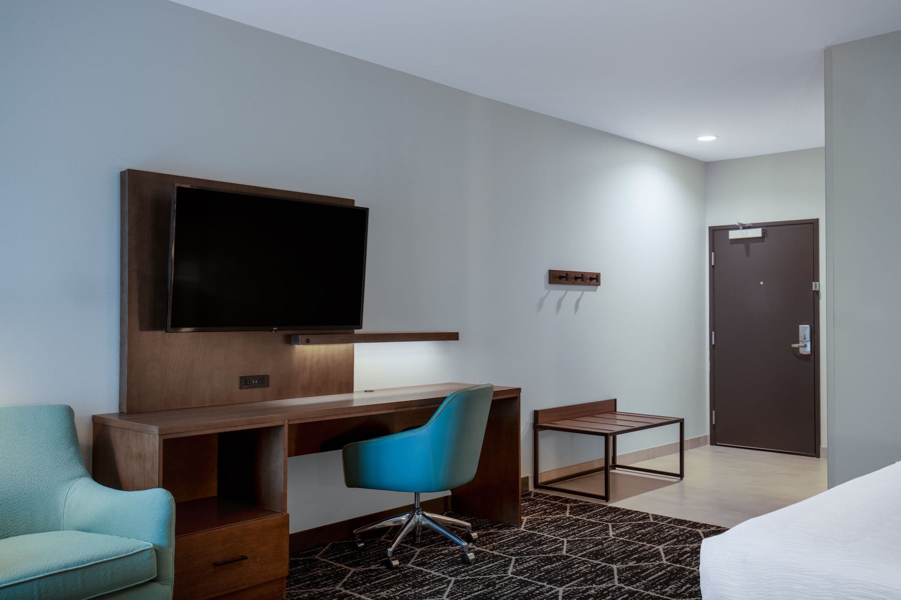 La Quinta Inn & Suites by Wyndham Centralia suite in Centralia, Washington