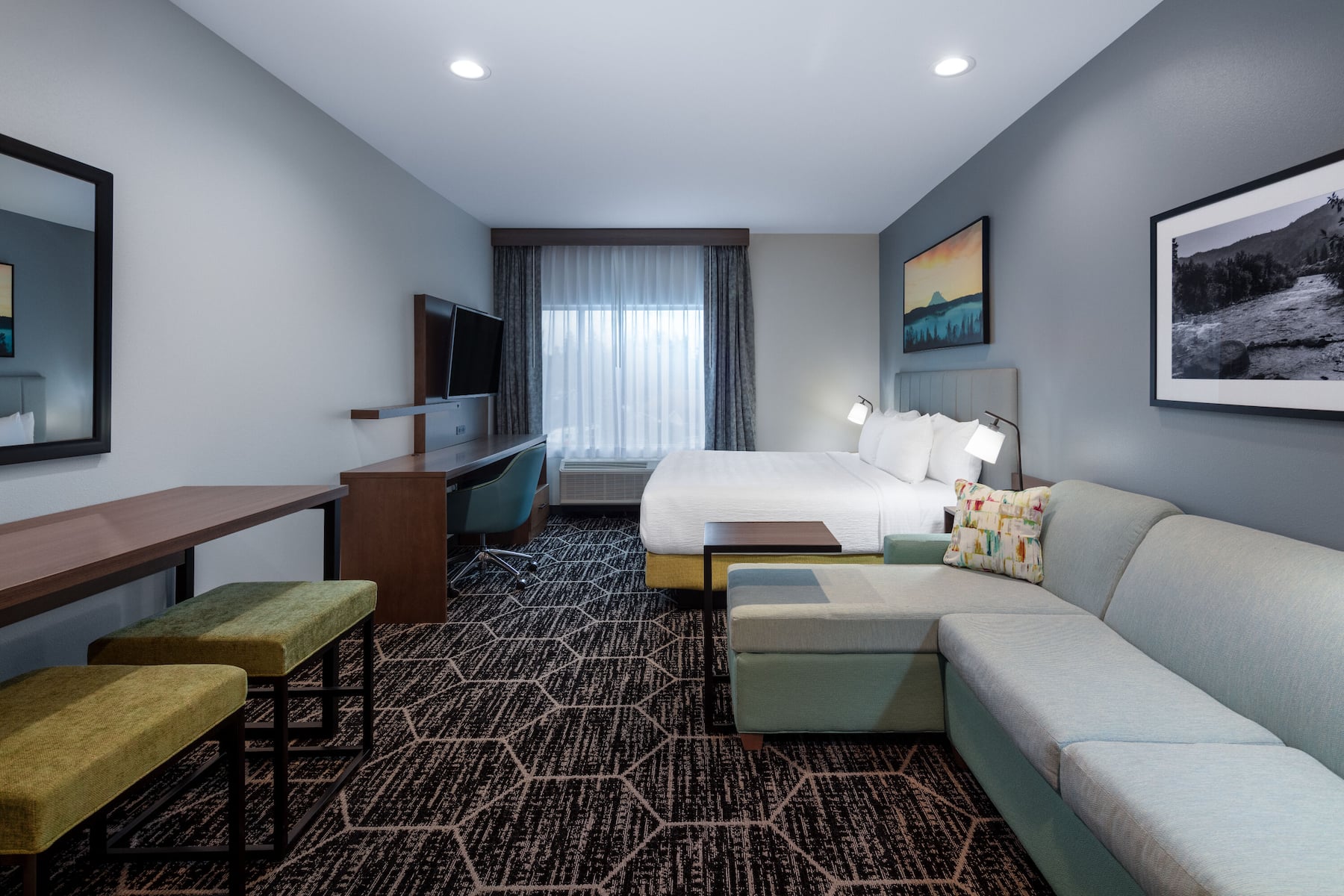 La Quinta Inn & Suites by Wyndham Centralia suite in Centralia, Washington