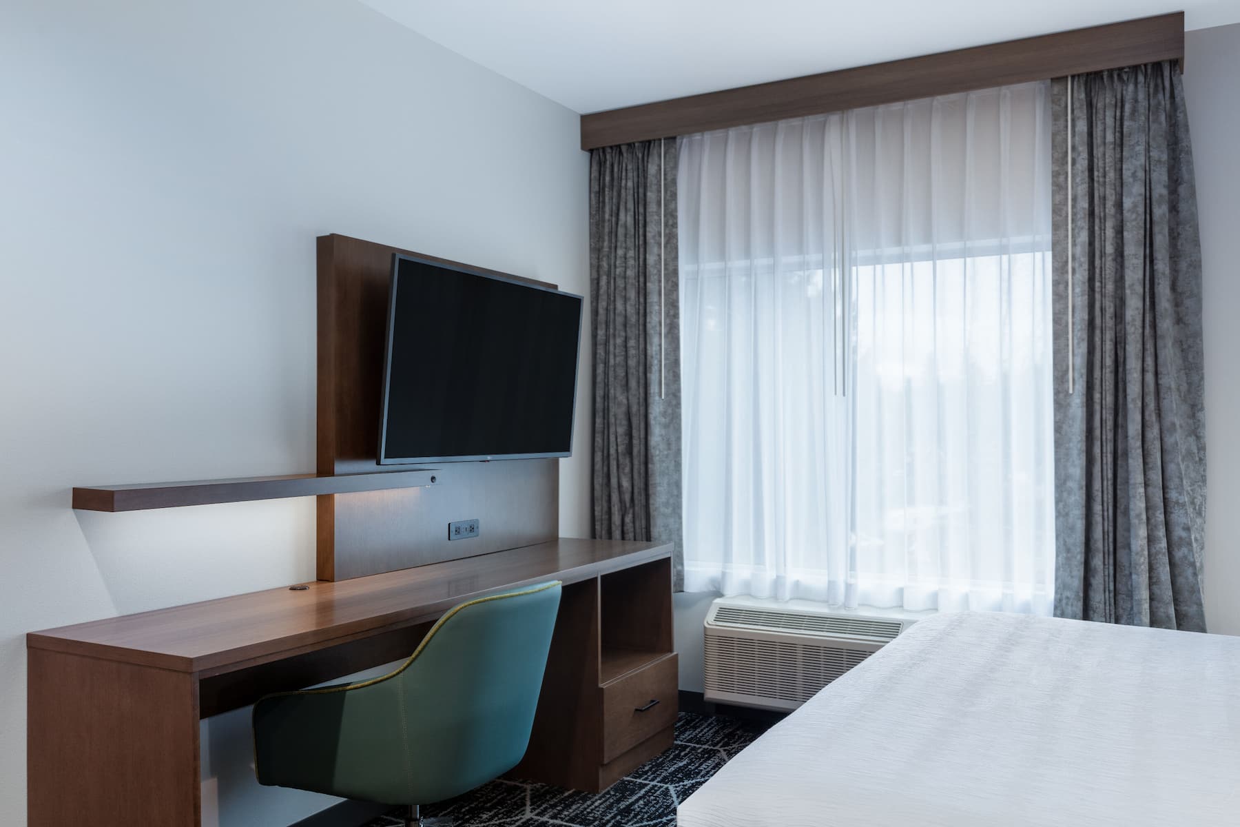 La Quinta Inn & Suites by Wyndham Centralia suite in Centralia, Washington