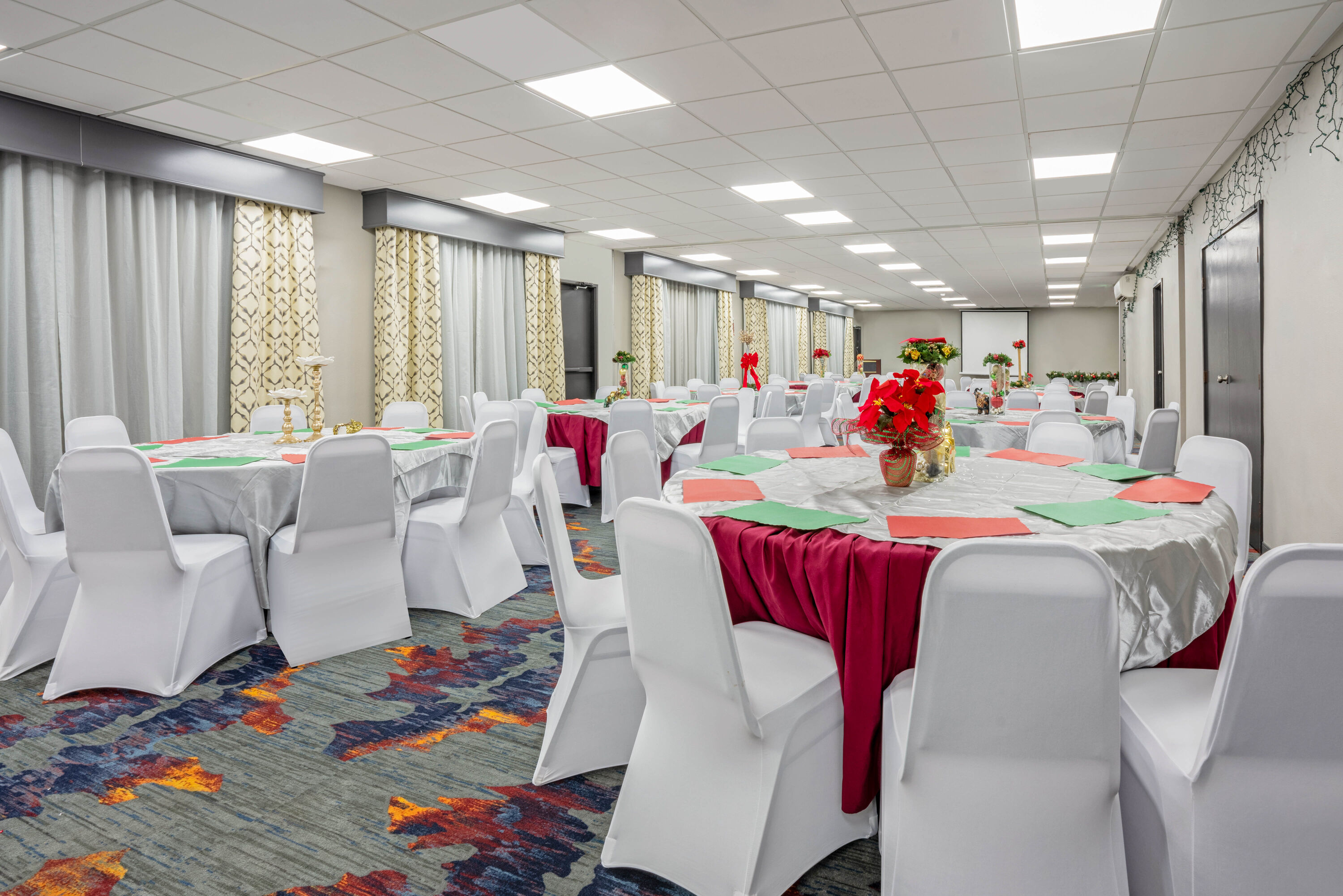 Meeting room banquet rounds at La Quinta Inn & Suites by Wyndham Seattle Federal Way in Federal Way, Washington