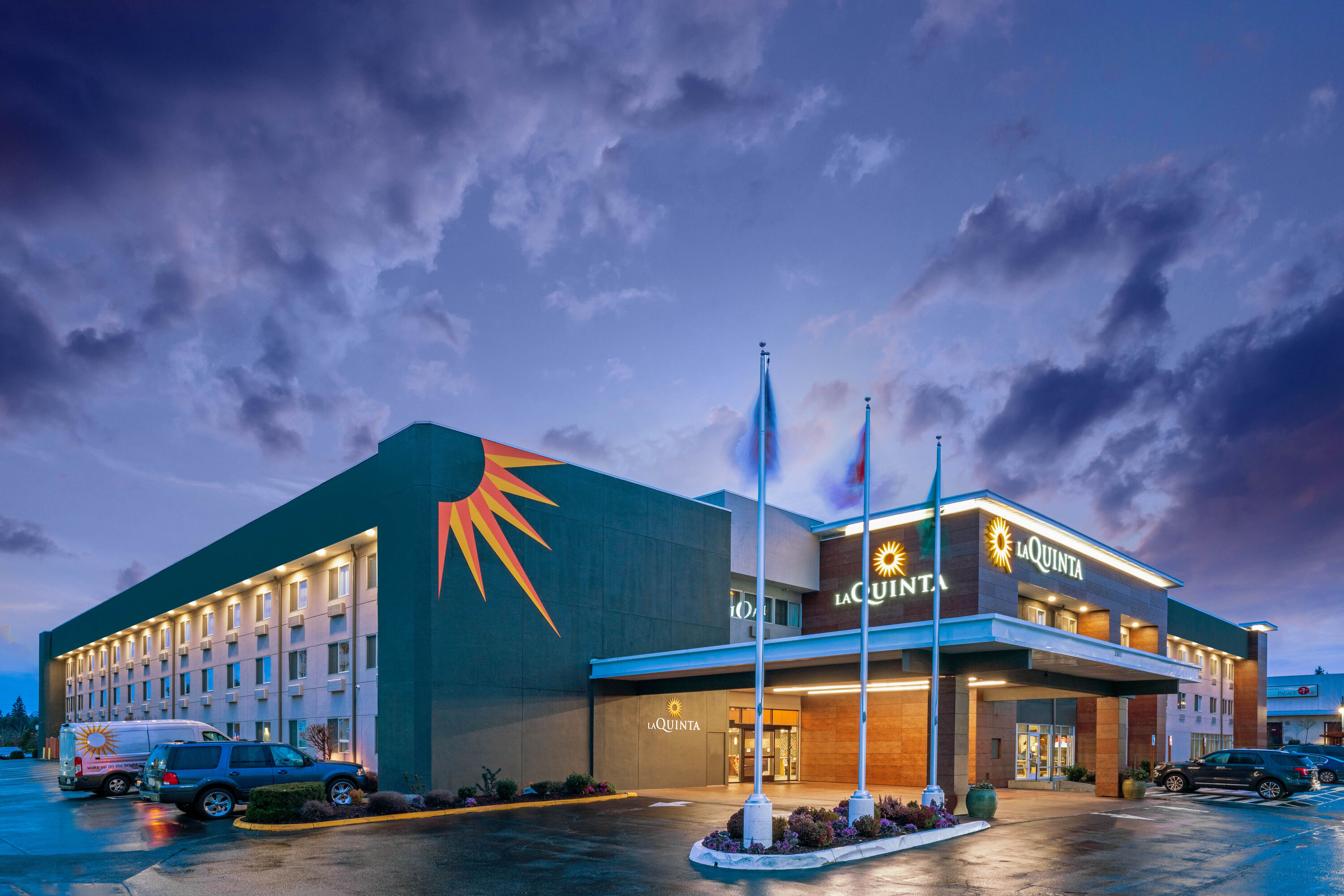 Exterior Night Image of La Quinta Inn & Suites by Wyndham Seattle Federal Way hotel in Federal Way, Washington