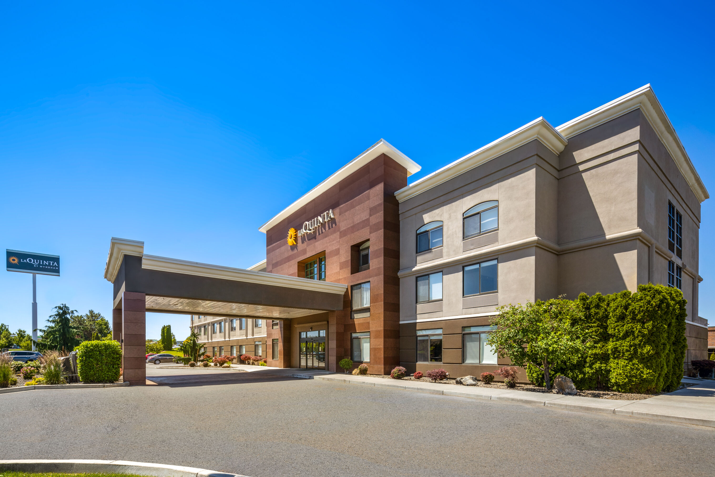 Exterior Day Image of La Quinta Inn & Suites by Wyndham Kennewick hotel in Kennewick, Washington