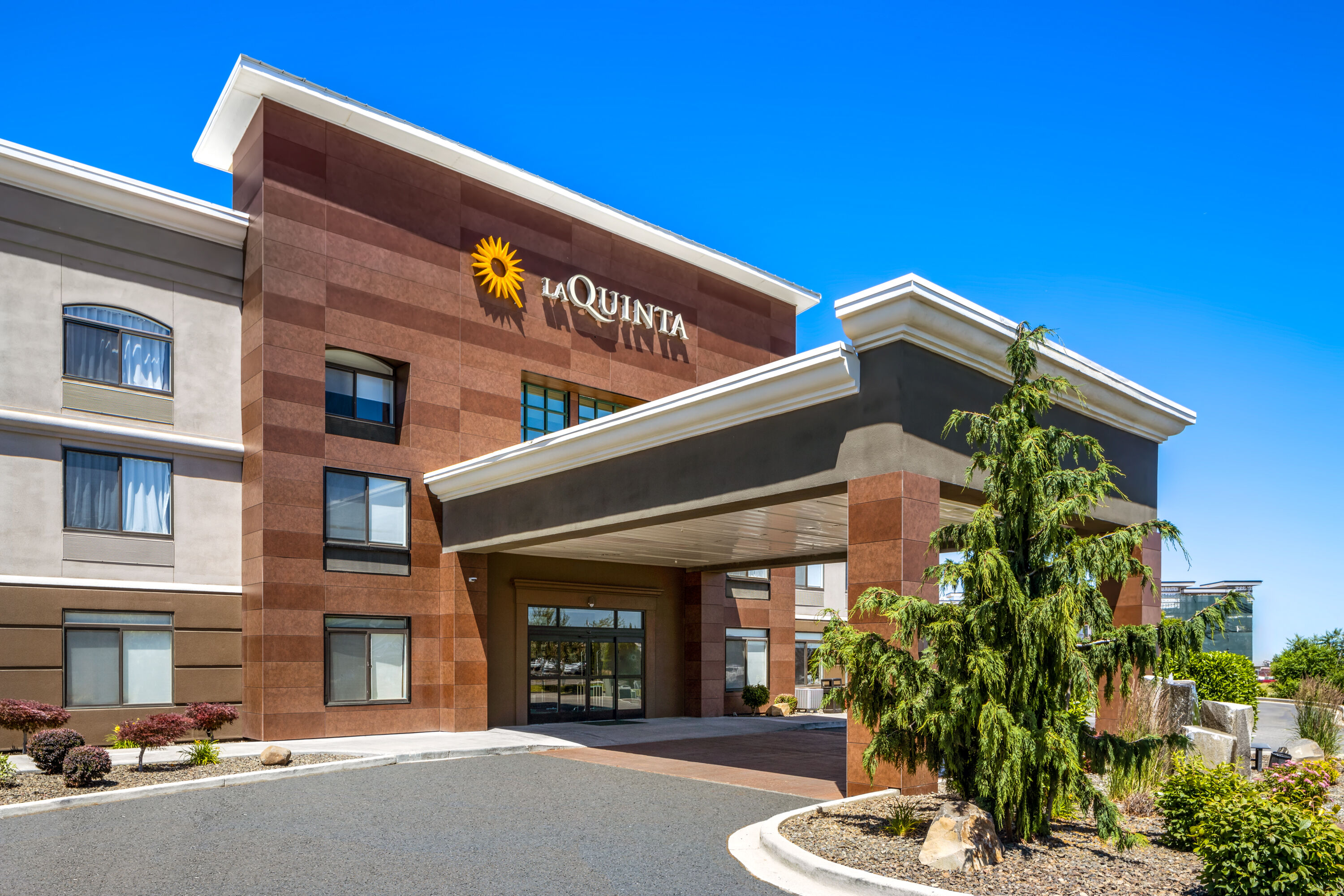 Exterior Day Image of La Quinta Inn & Suites by Wyndham Kennewick hotel in Kennewick, Washington