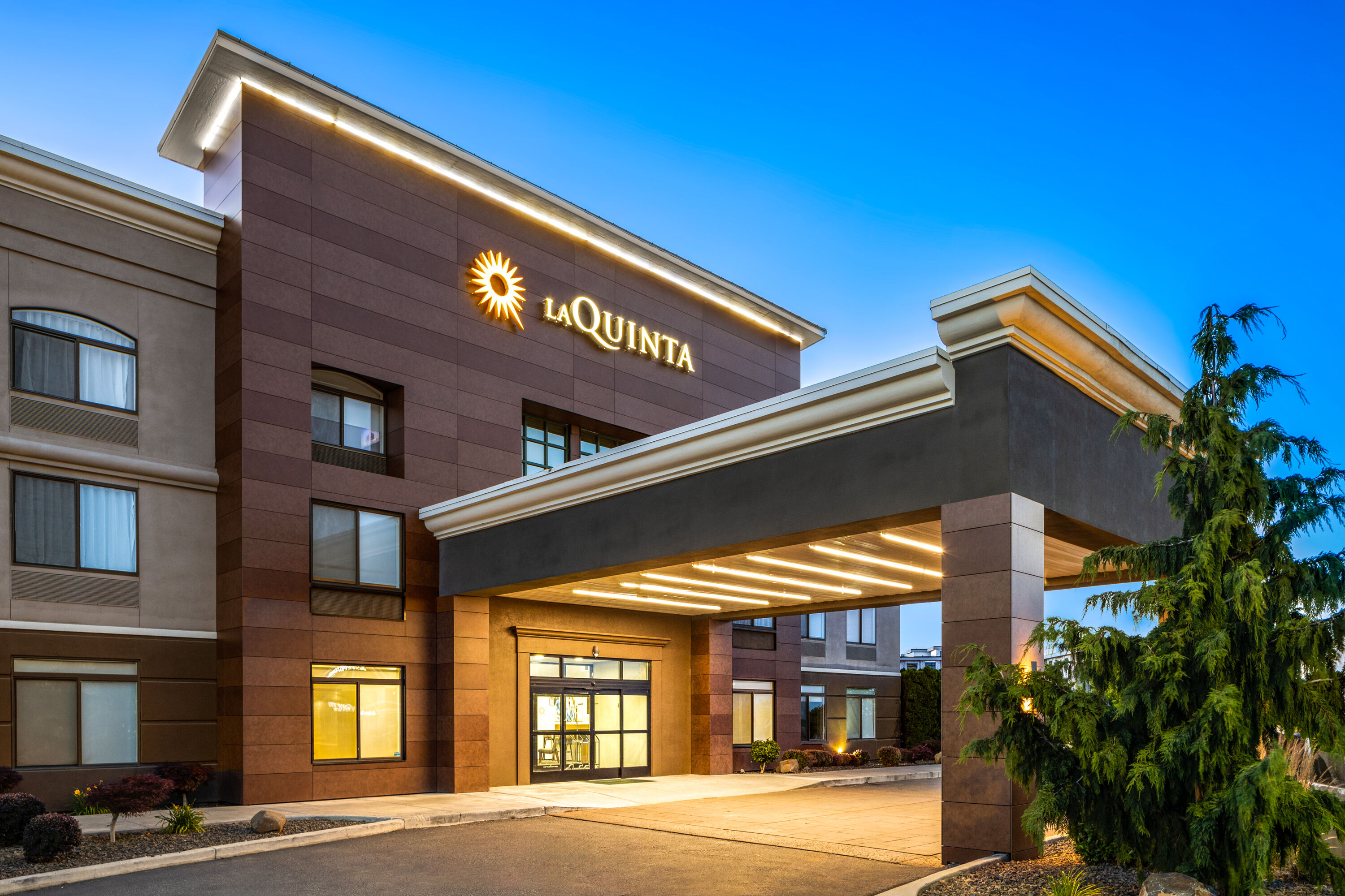 Exterior Dusk Image of La Quinta Inn & Suites by Wyndham Kennewick hotel in Kennewick, Washington