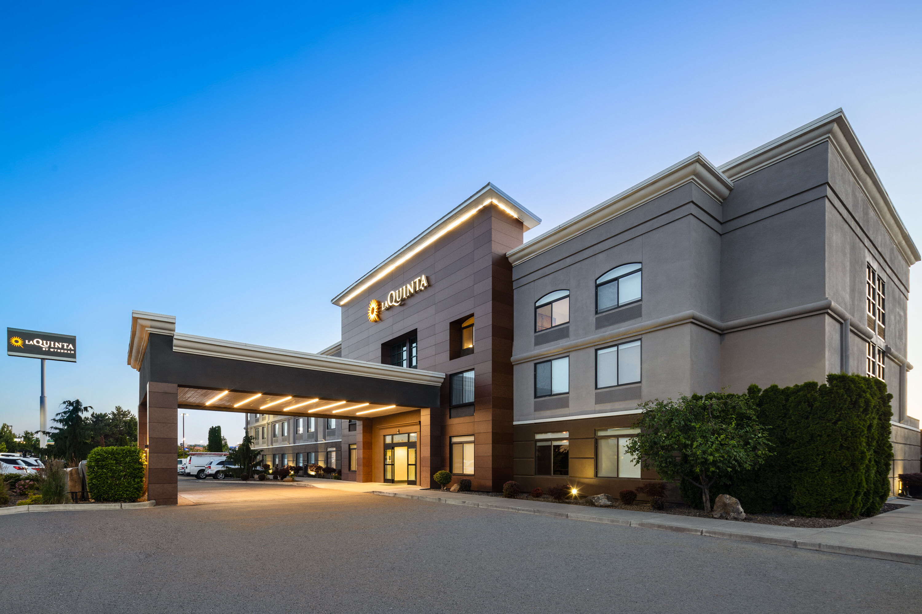 Exterior Dusk Image of La Quinta Inn & Suites by Wyndham Kennewick hotel in Kennewick, Washington