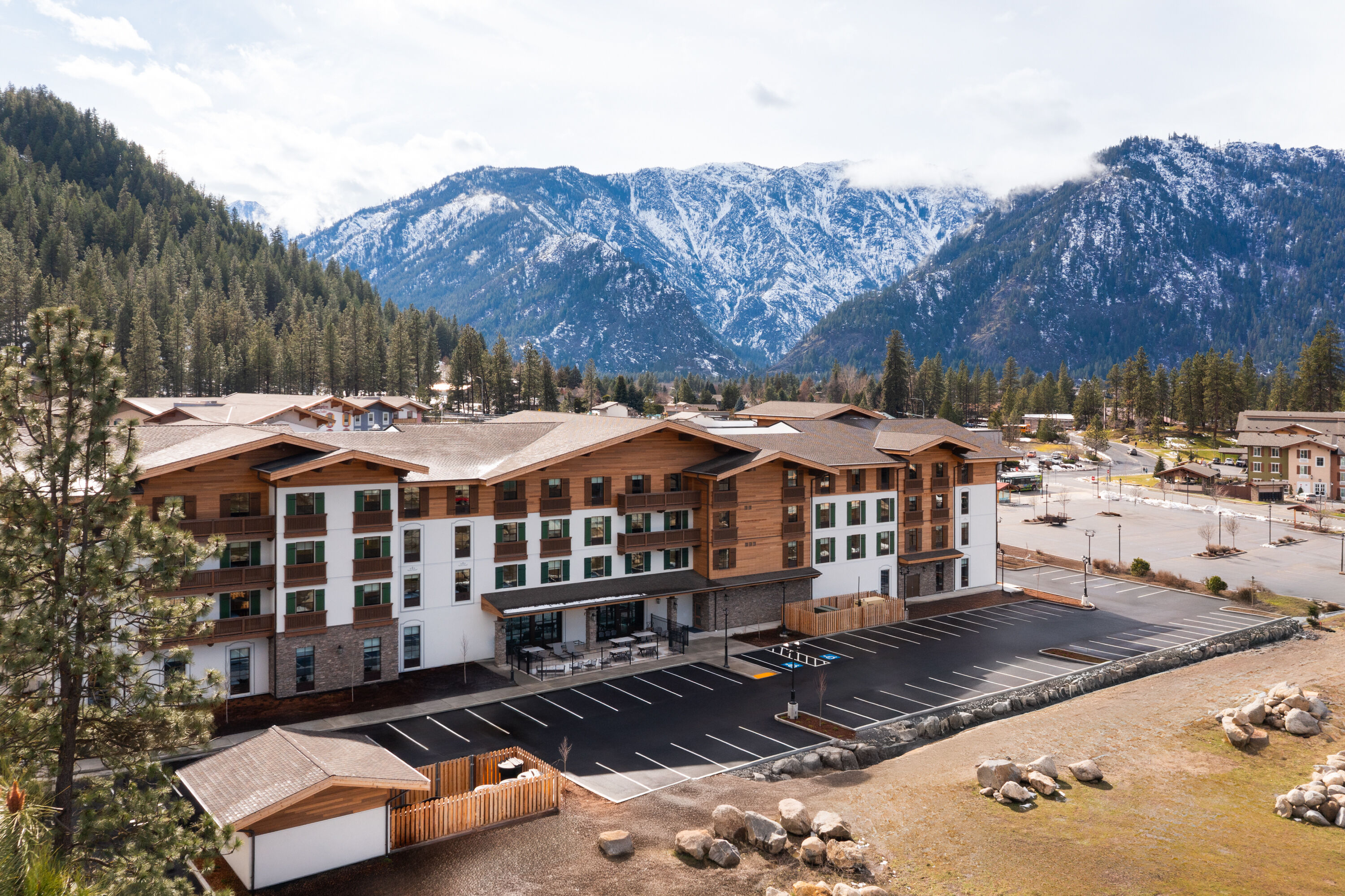 Exterior Day Image of La Quinta Inn and Suites by Wyndham Leavenworth hotel in Leavenworth, Washington