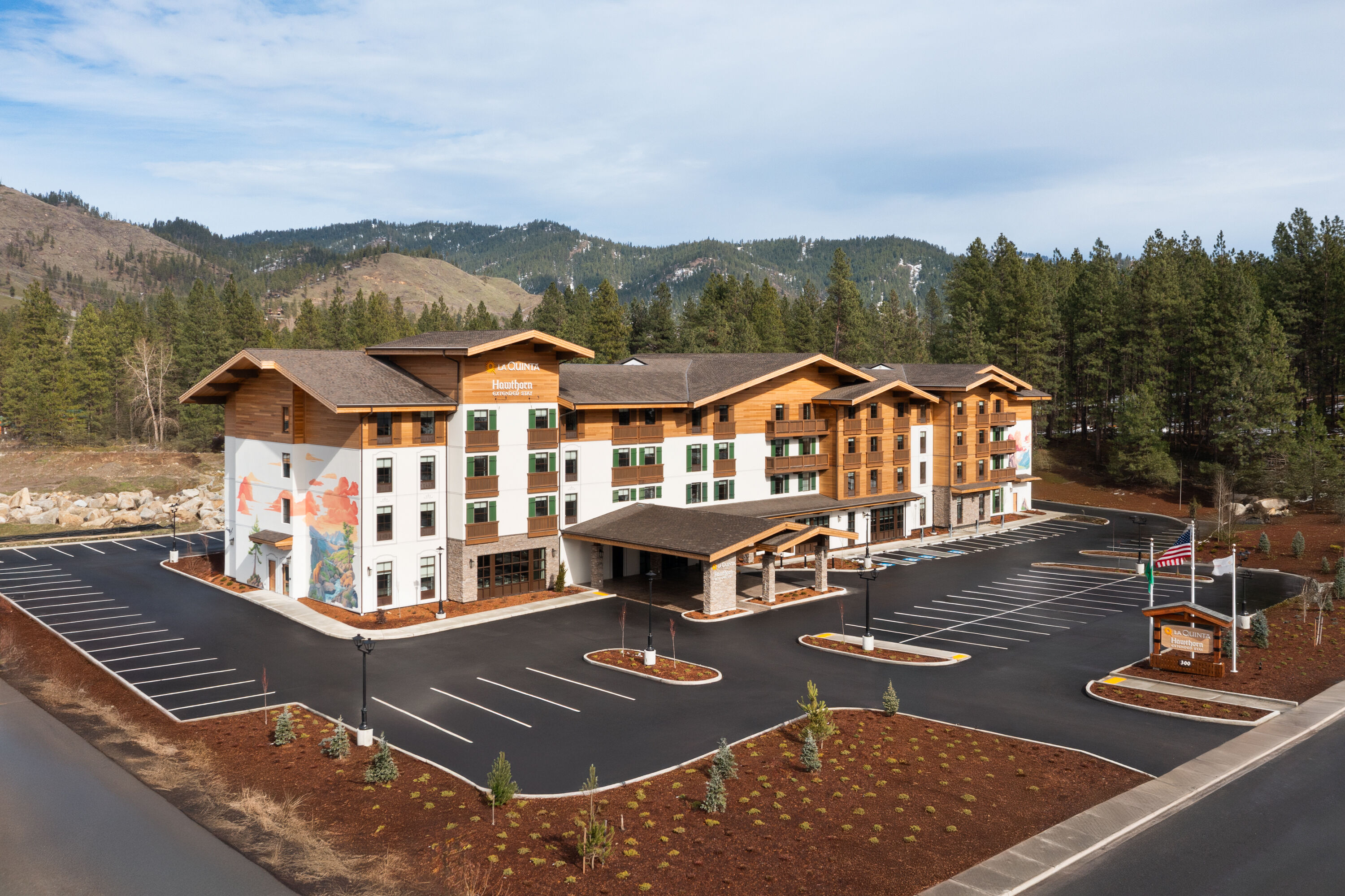 Exterior Day Image of La Quinta Inn and Suites by Wyndham Leavenworth hotel in Leavenworth, Washington