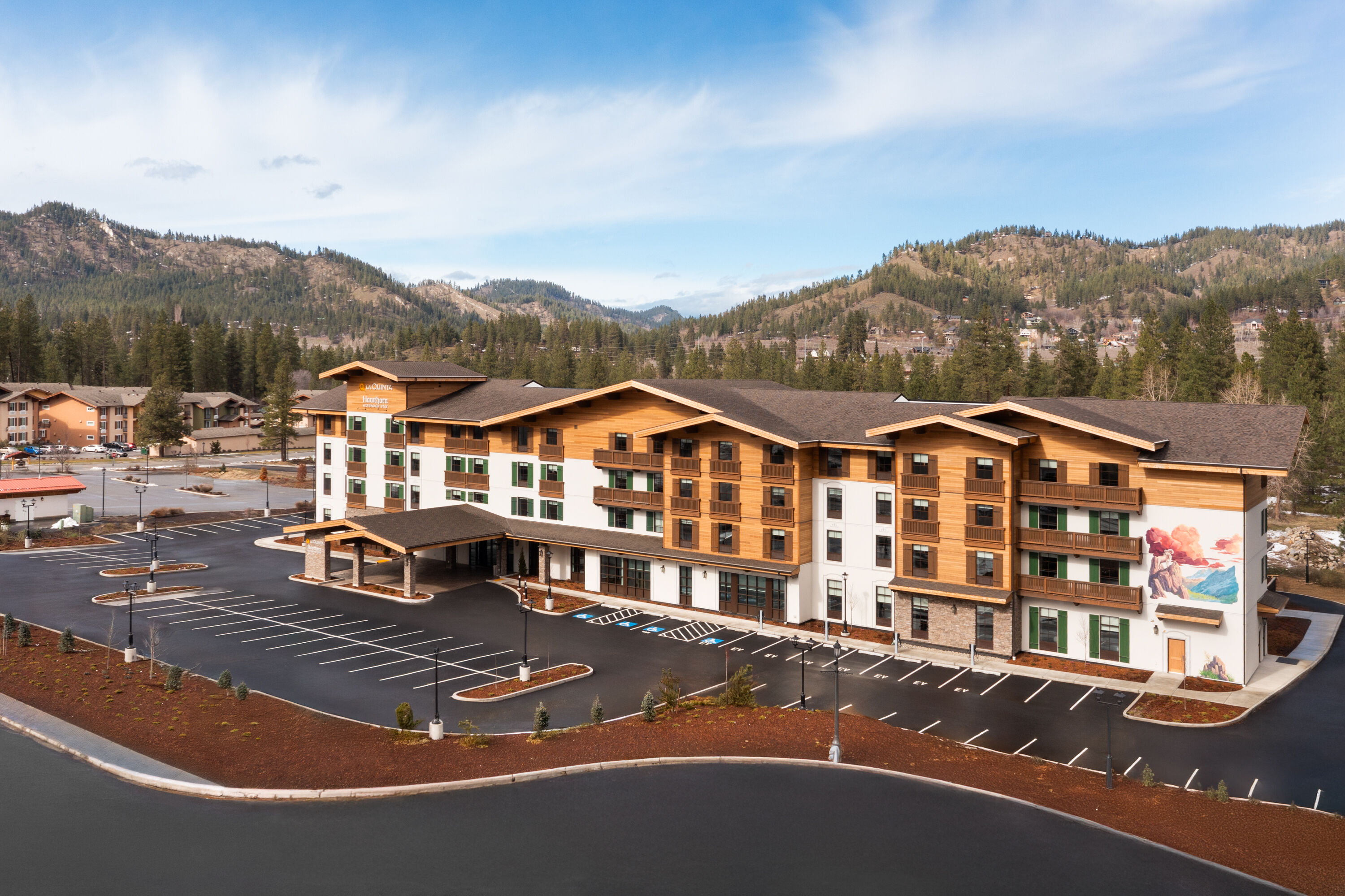 Exterior Day Image of La Quinta Inn and Suites by Wyndham Leavenworth hotel in Leavenworth, Washington