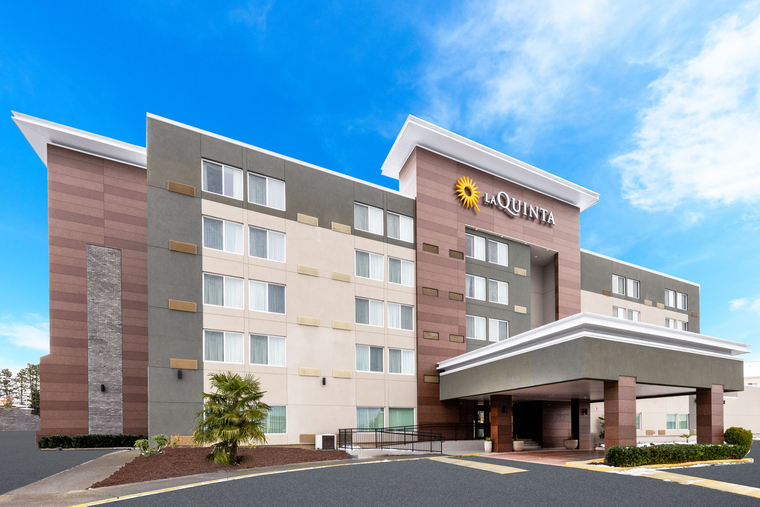 Exterior Day Image of La Quinta Inn by Wyndham Lynnwood hotel in Lynnwood, Washington