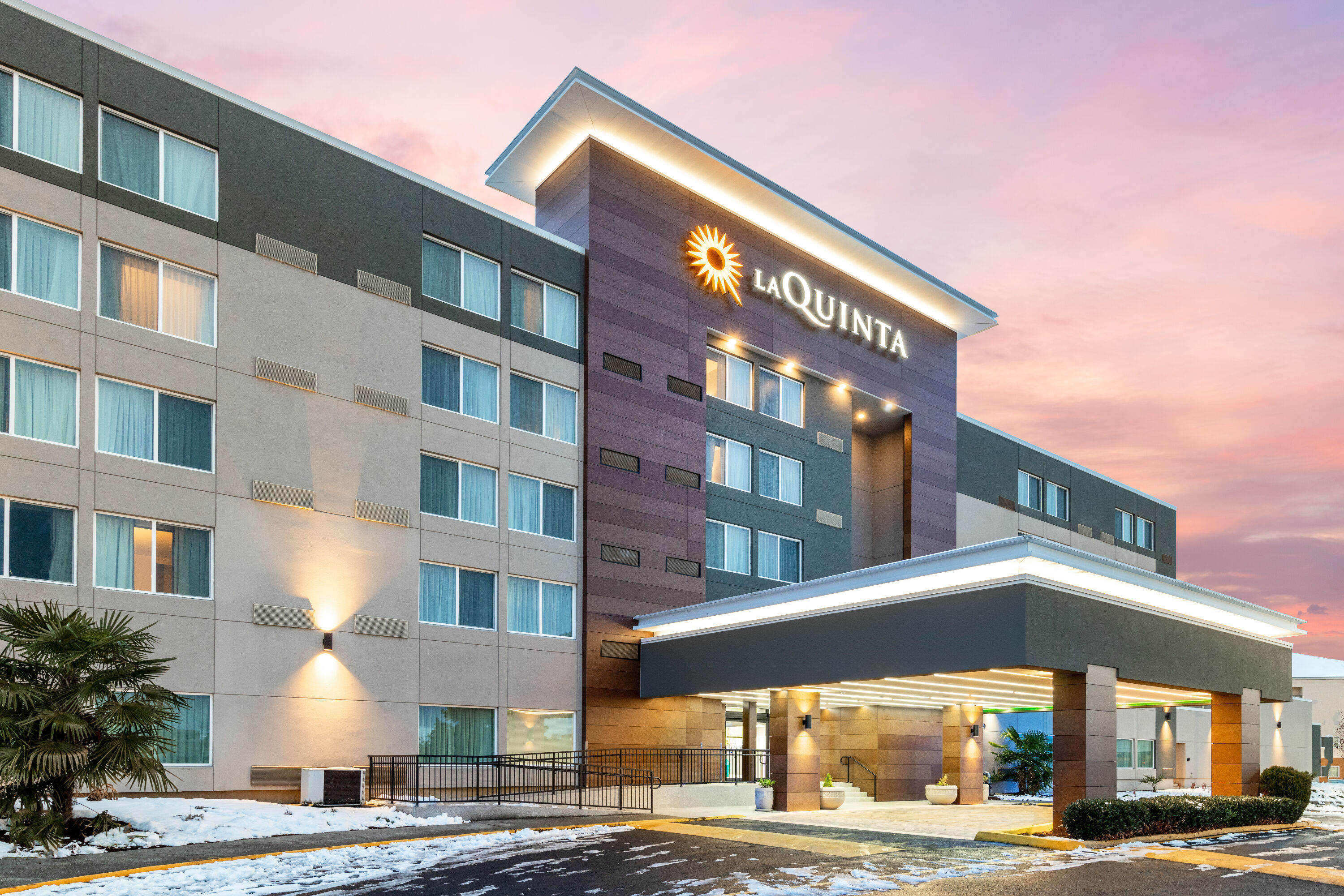 Exterior Dusk Image of La Quinta Inn by Wyndham Lynnwood hotel in Lynnwood, Washington