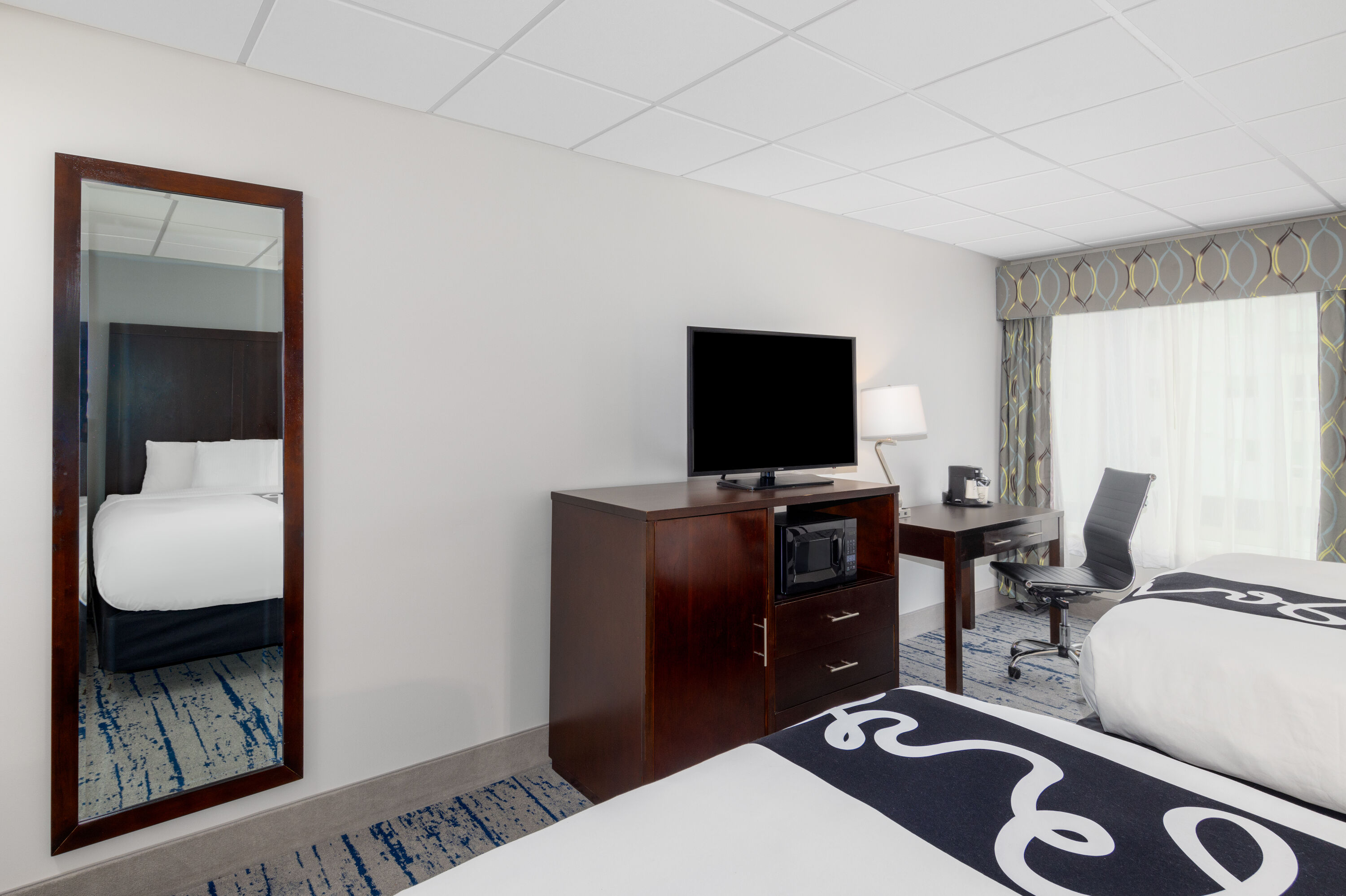 Guest room at the La Quinta Inn by Wyndham Lynnwood in Lynnwood, Washington