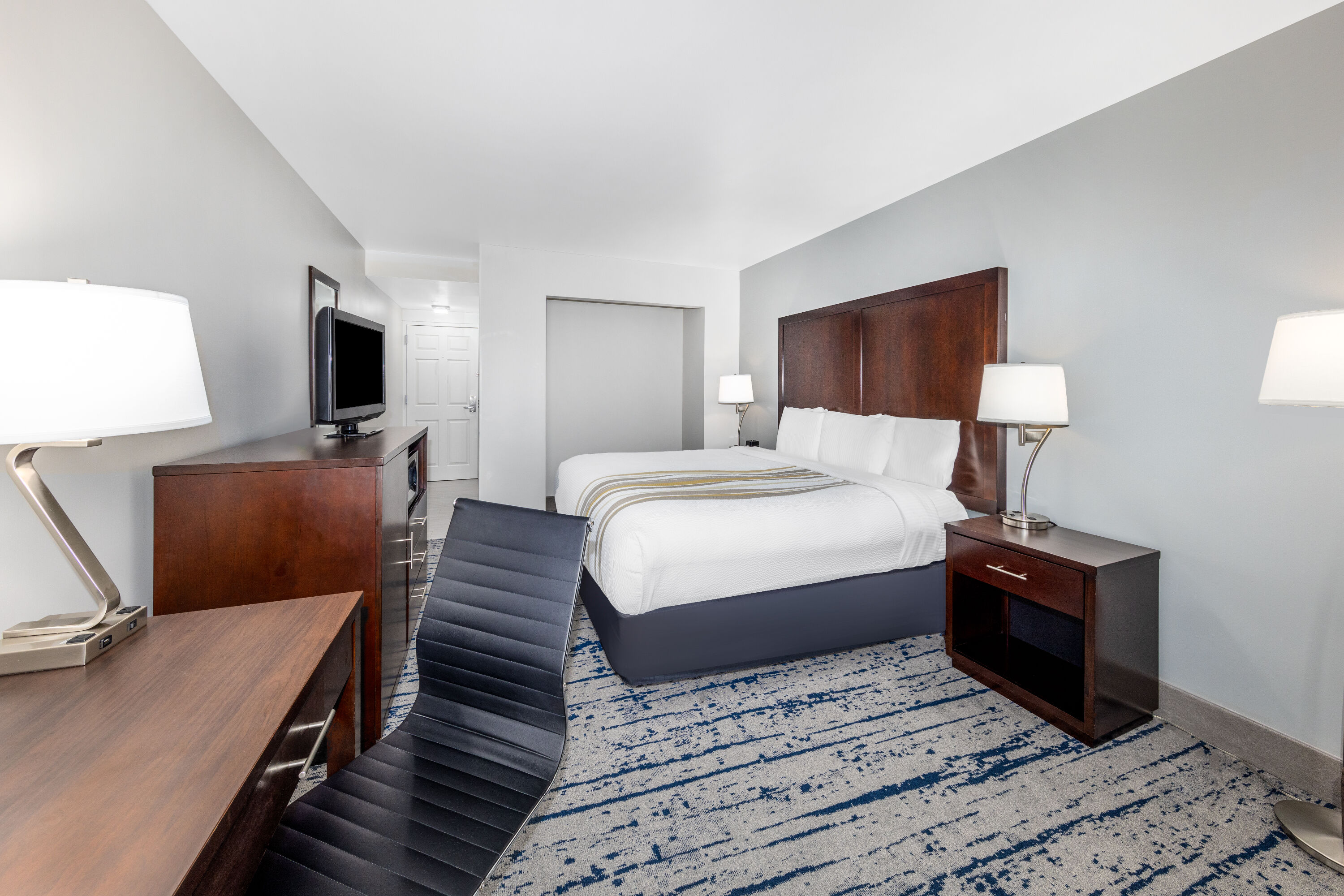 Guest room at the La Quinta Inn by Wyndham Lynnwood in Lynnwood, Washington