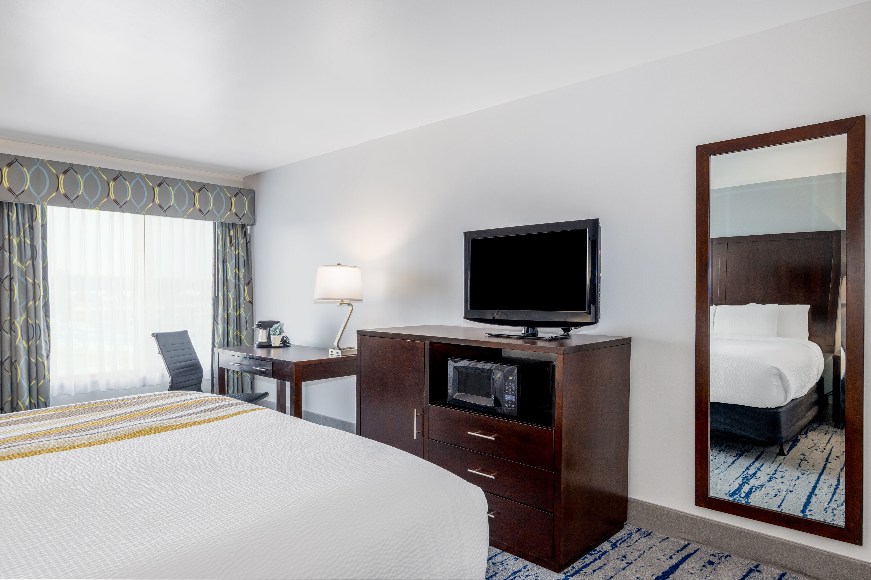 Guest room at the La Quinta Inn by Wyndham Lynnwood in Lynnwood, Washington