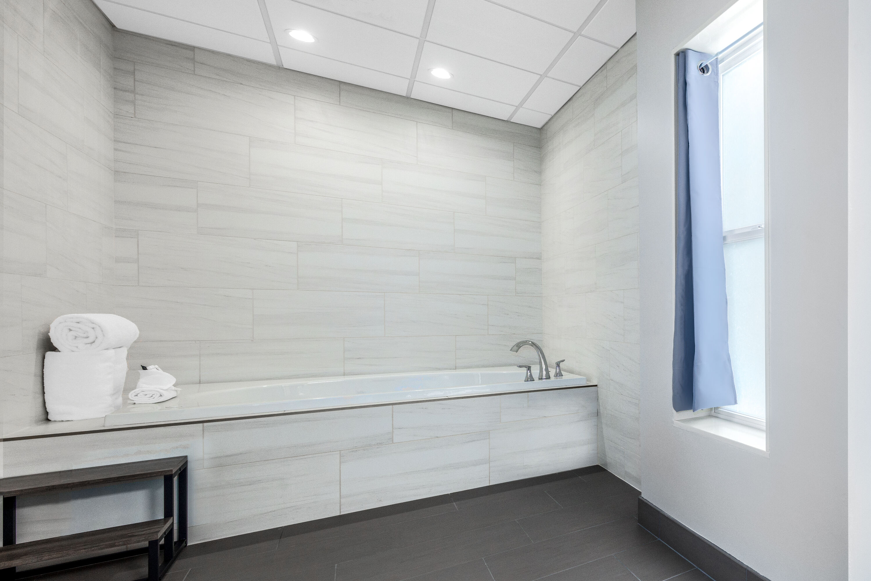 Guest room bath at the La Quinta Inn by Wyndham Lynnwood in Lynnwood, Washington