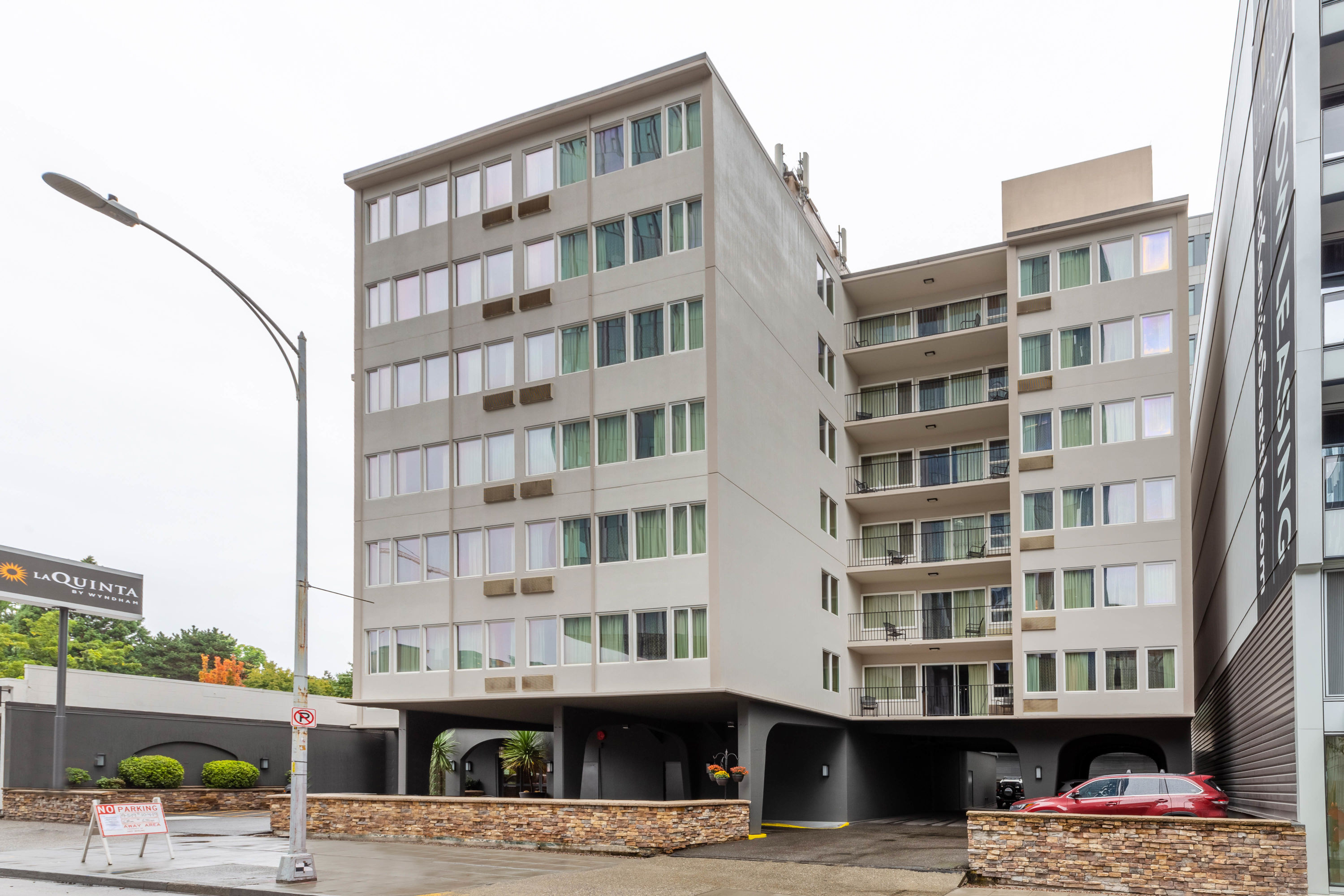 Exterior Day Image of La Quinta Inn & Suites by Wyndham Seattle Downtown hotel in Seattle, Washington