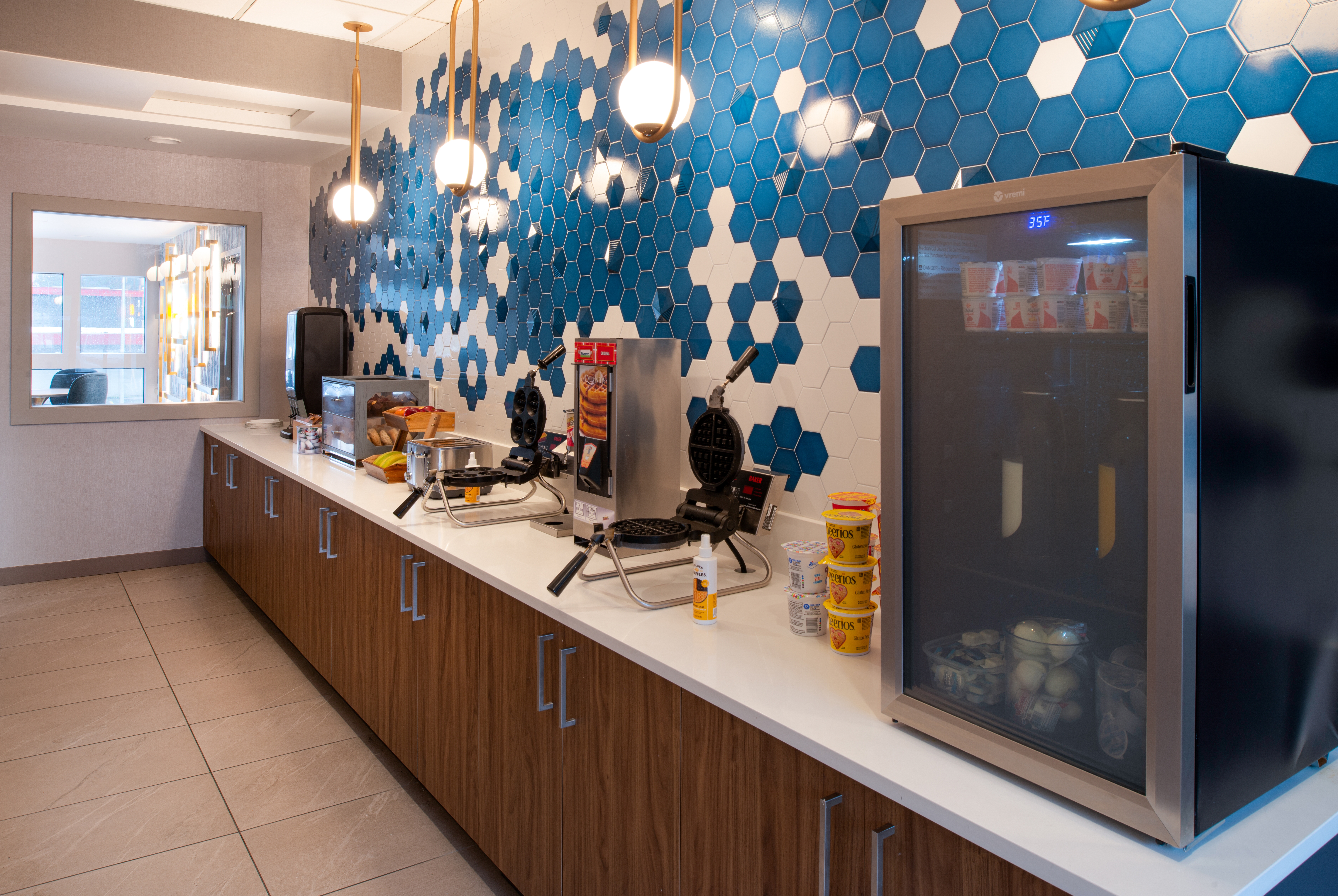 La Quinta Inn & Suites by Wyndham Seattle Sea-Tac Airport restaurant breakfast area with seating in Seattle, Washington