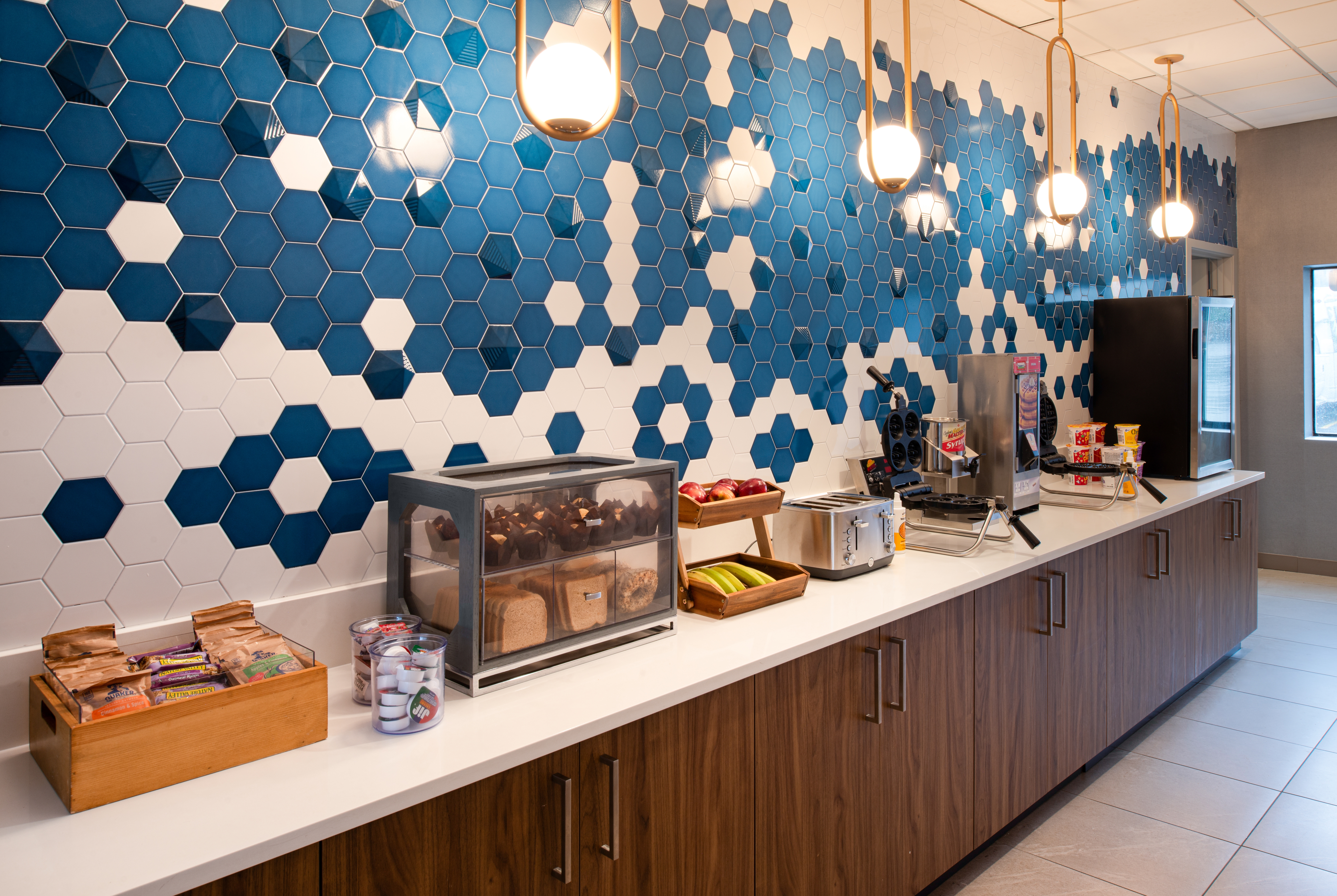 La Quinta Inn & Suites by Wyndham Seattle Sea-Tac Airport restaurant breakfast area with seating in Seattle, Washington