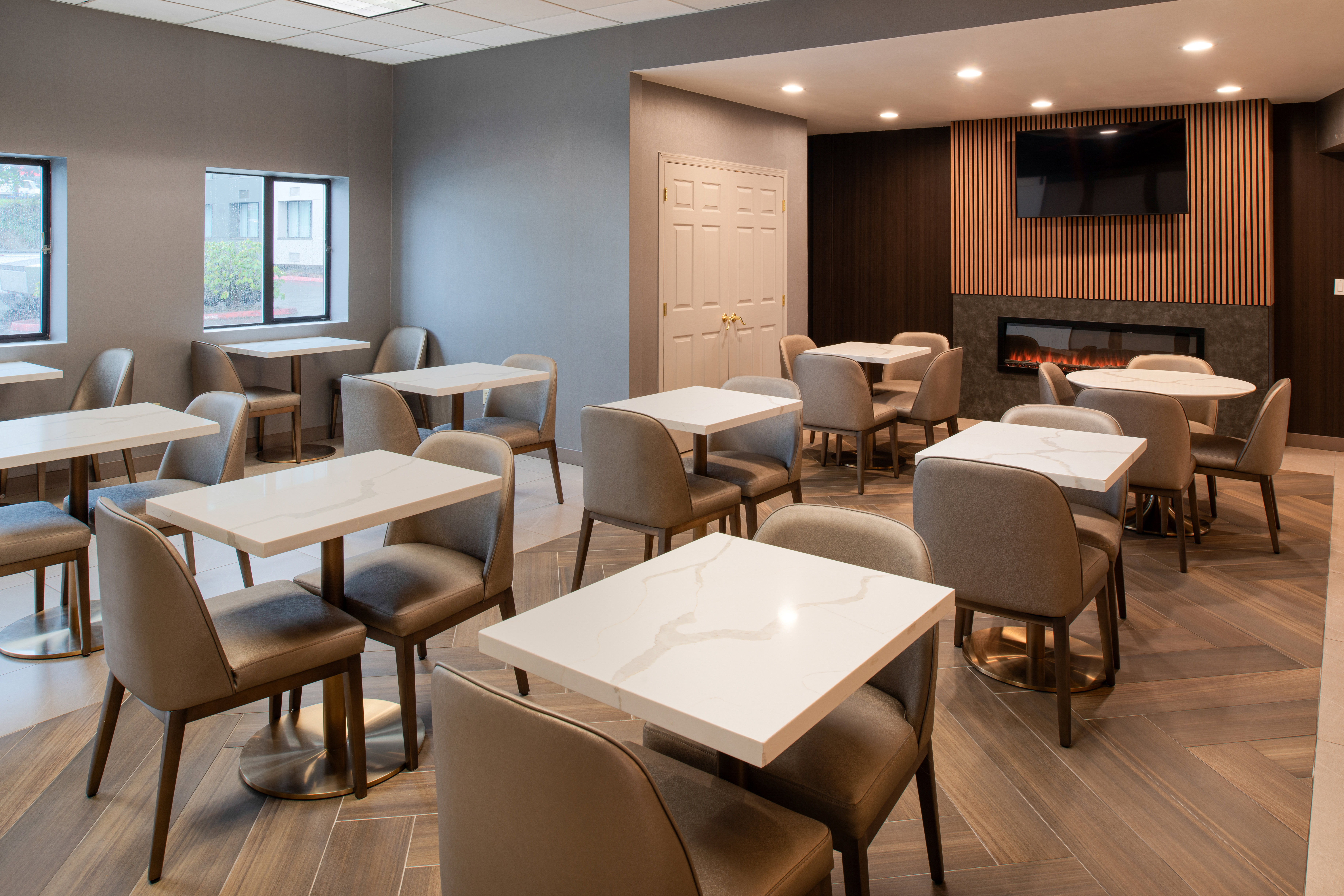 La Quinta Inn & Suites by Wyndham Seattle Sea-Tac Airport restaurant breakfast area with seating in Seattle, Washington