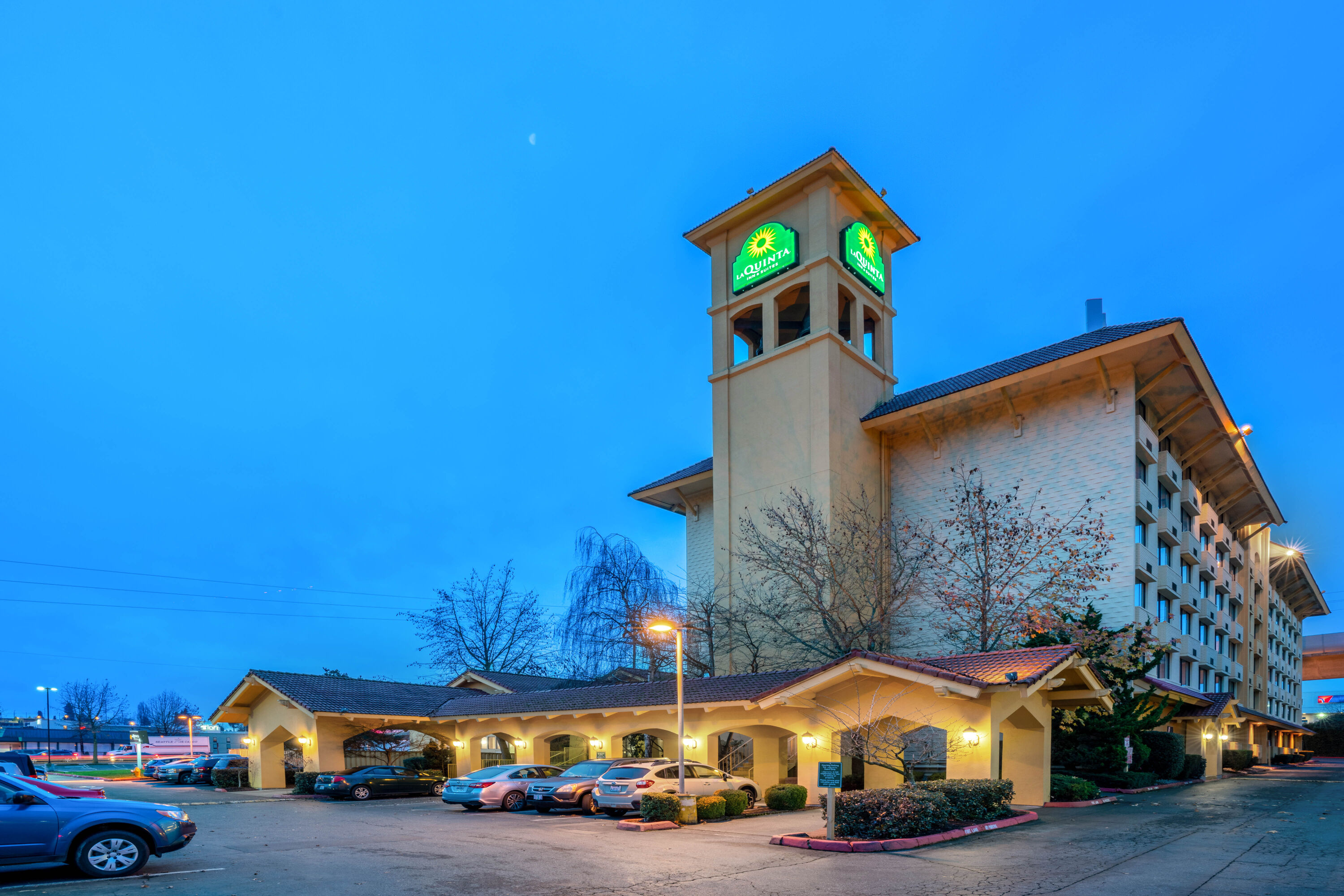 Exterior Dusk Image of La Quinta Inn & Suites by Wyndham Seattle Sea-Tac Airport hotel in Seattle, Washington