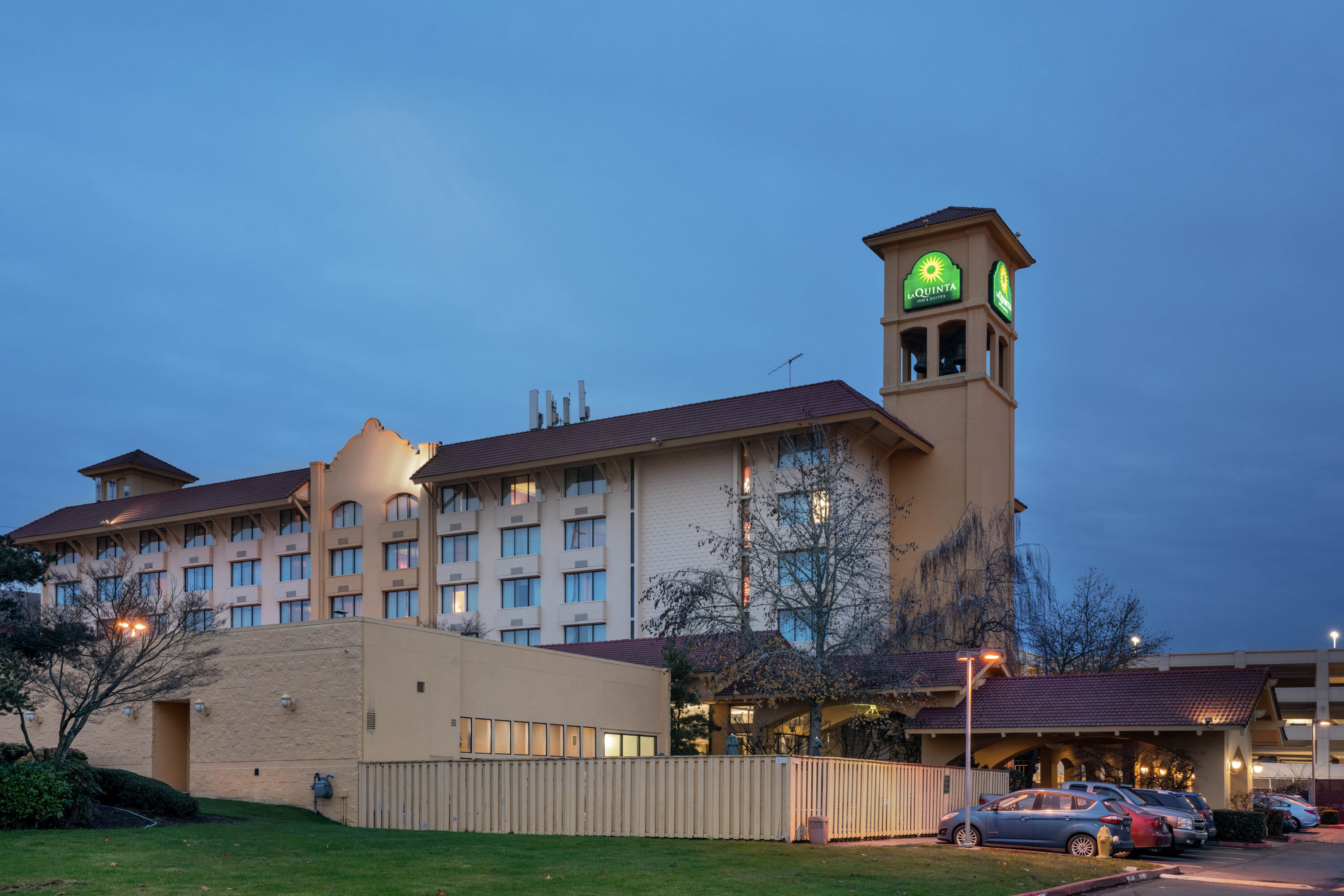 Exterior Dusk Image of La Quinta Inn & Suites by Wyndham Seattle Sea-Tac Airport hotel in Seattle, Washington