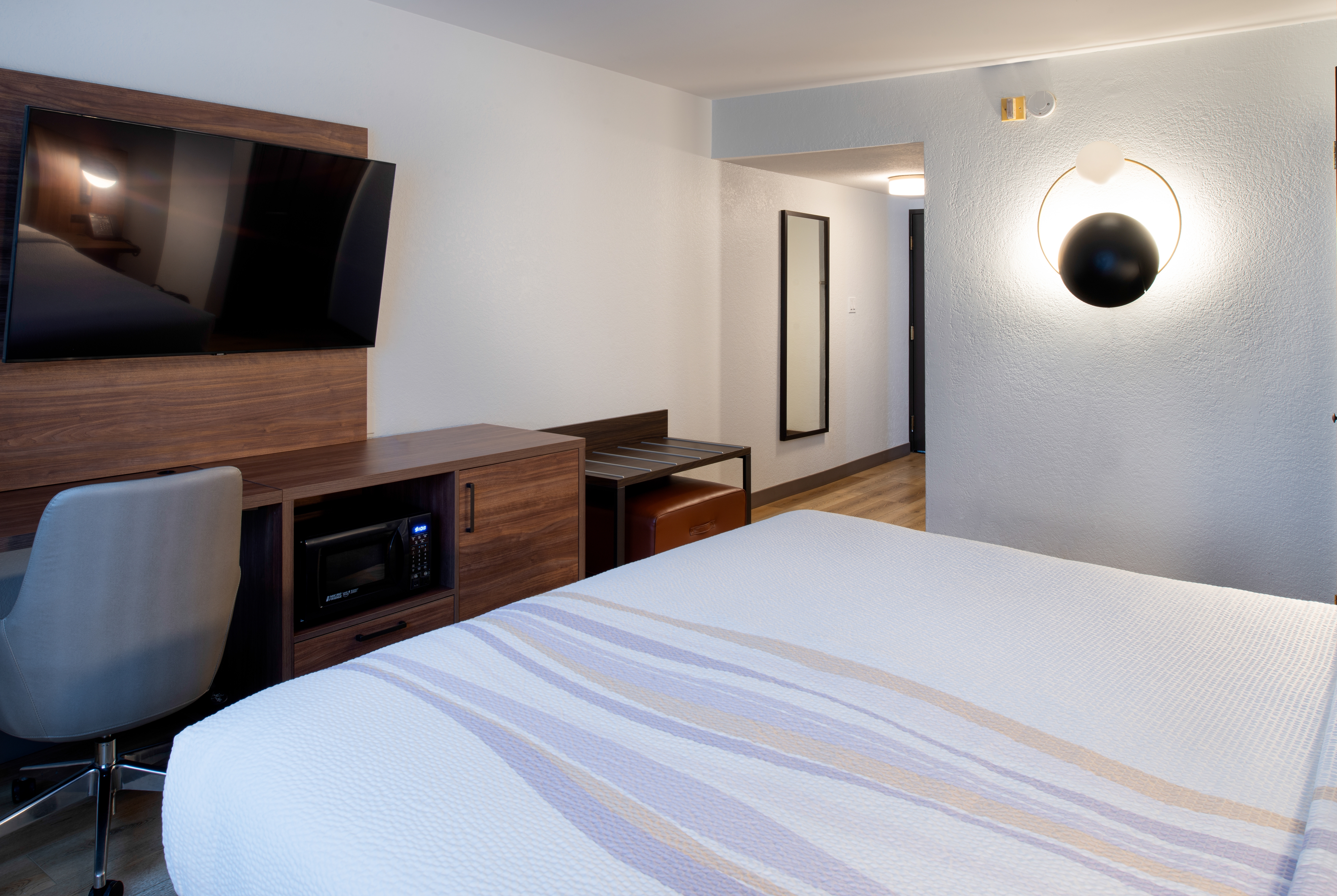 King bed guest room at the La Quinta Inn & Suites by Wyndham Seattle Sea-Tac Airport in Seattle, Washington