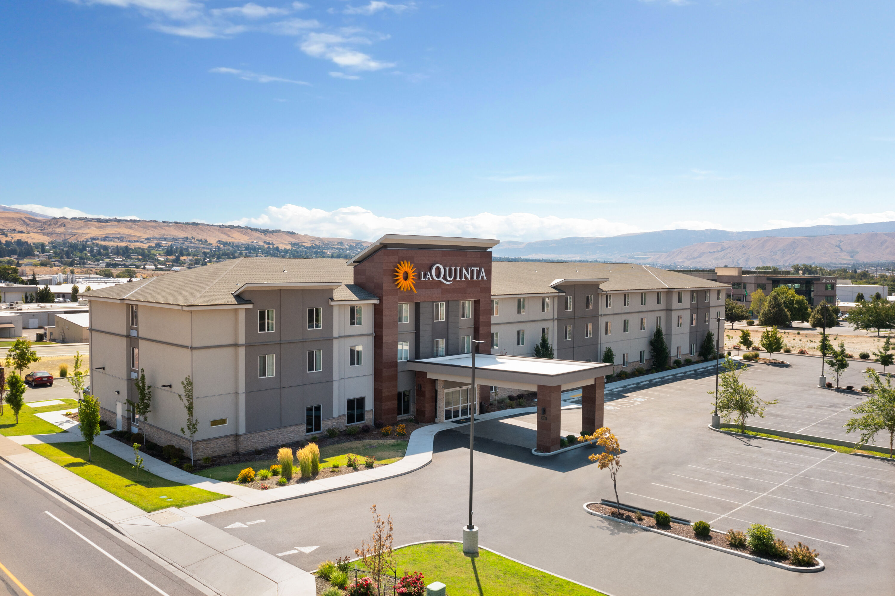 Aerial View of La Quinta Inn & Suites by Wyndham Wenatchee hotel in Wenatchee, Washington