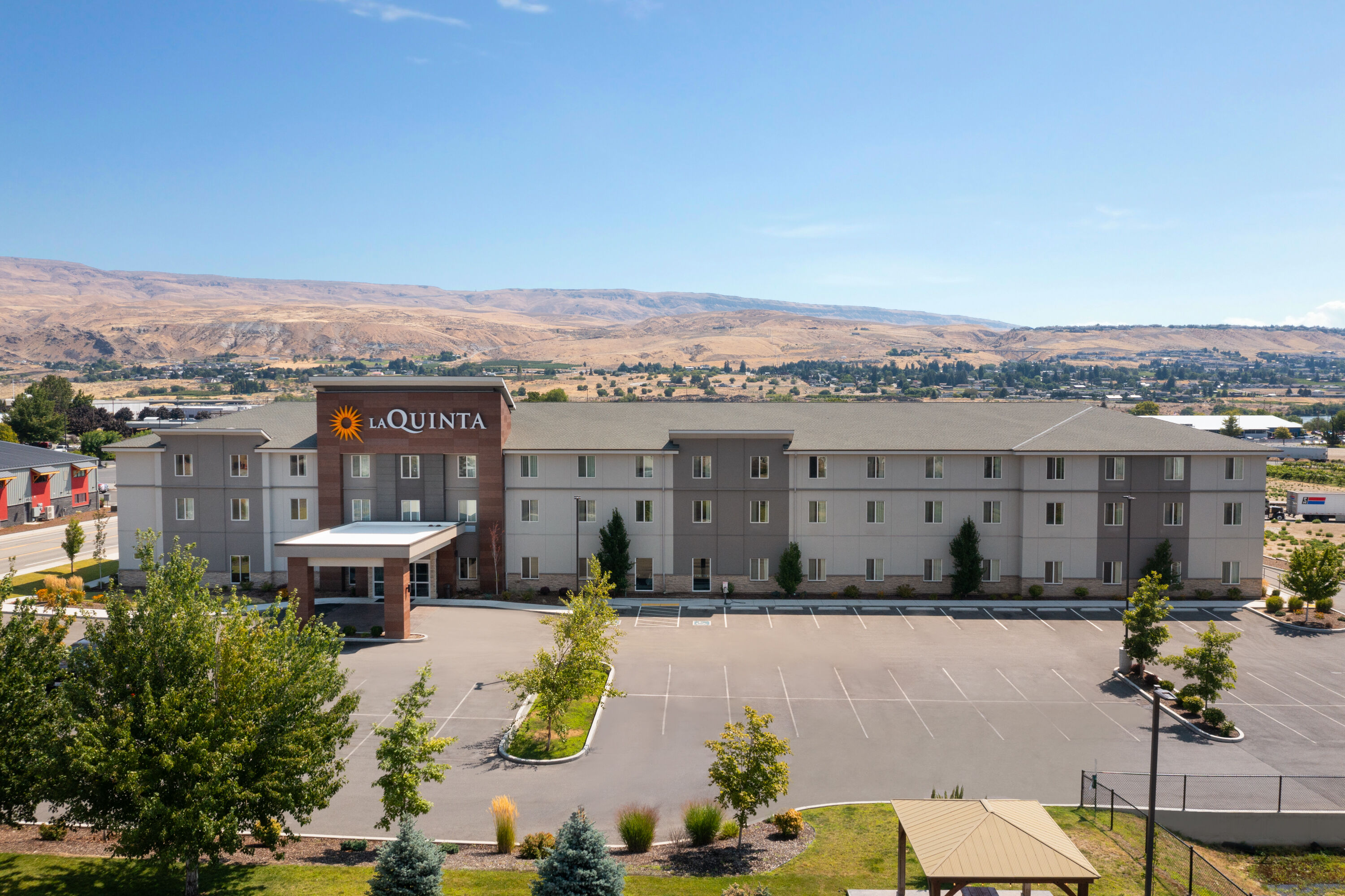 Aerial View of La Quinta Inn & Suites by Wyndham Wenatchee hotel in Wenatchee, Washington