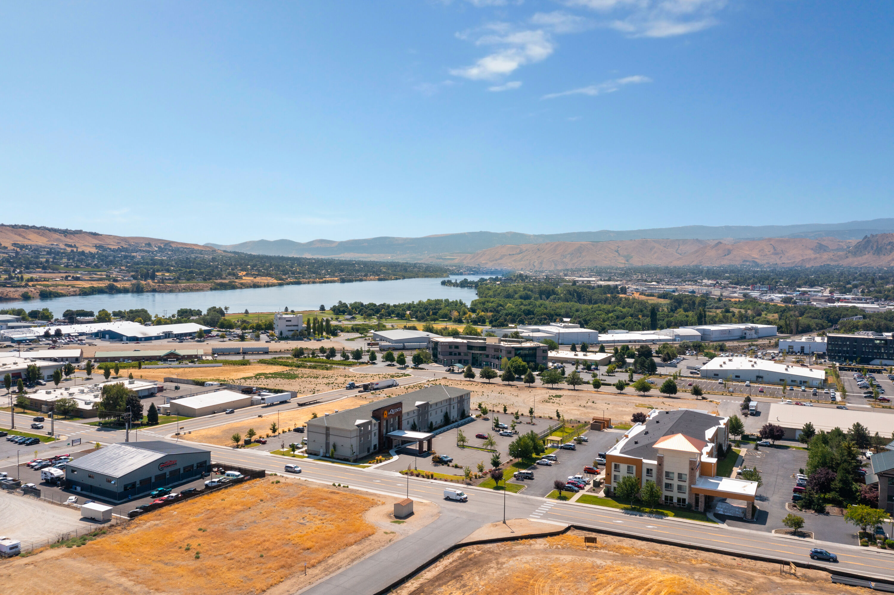 Aerial View of La Quinta Inn & Suites by Wyndham Wenatchee hotel in Wenatchee, Washington