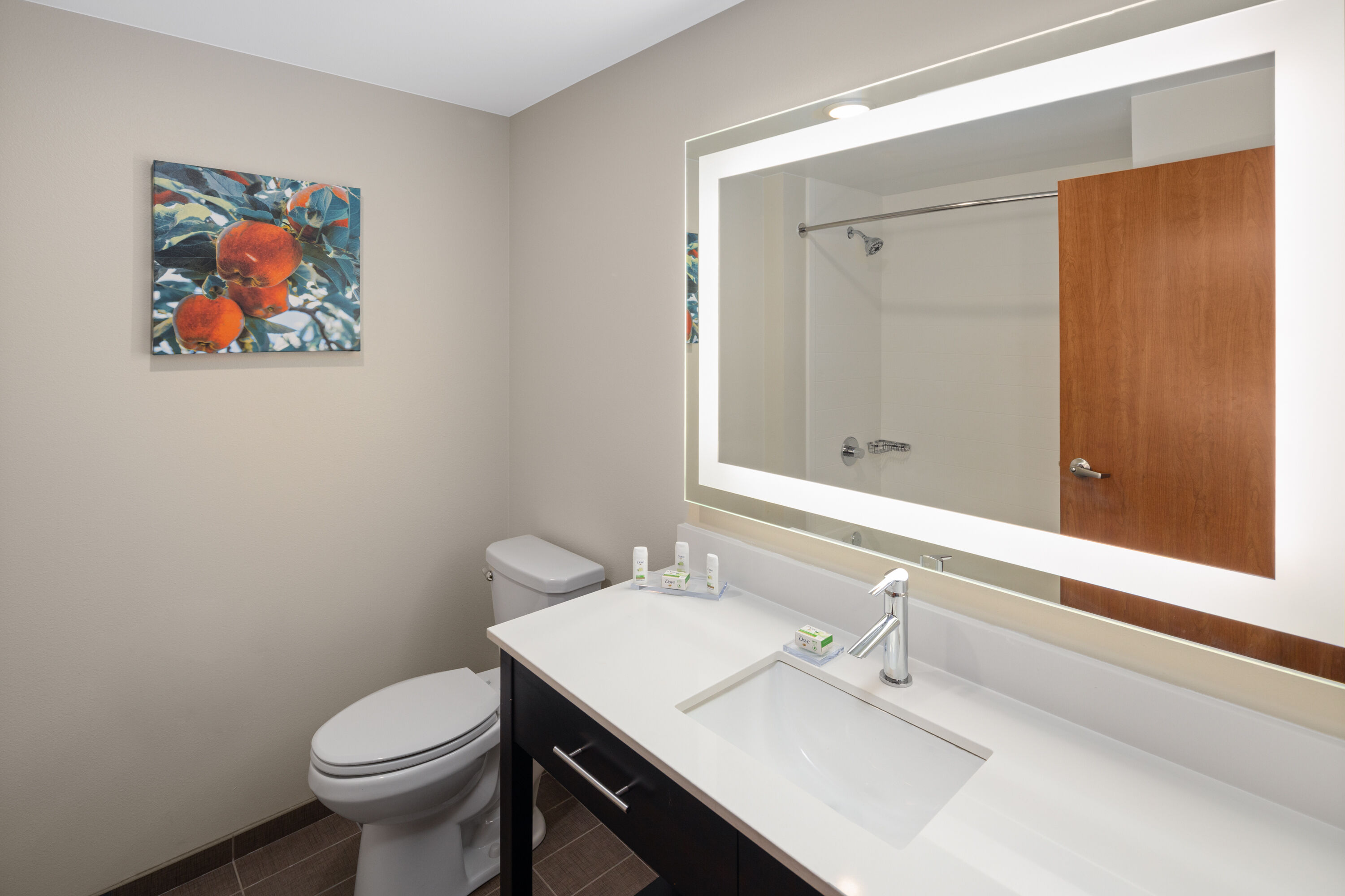 Guest room bath at the La Quinta Inn & Suites by Wyndham Wenatchee in Wenatchee, Washington