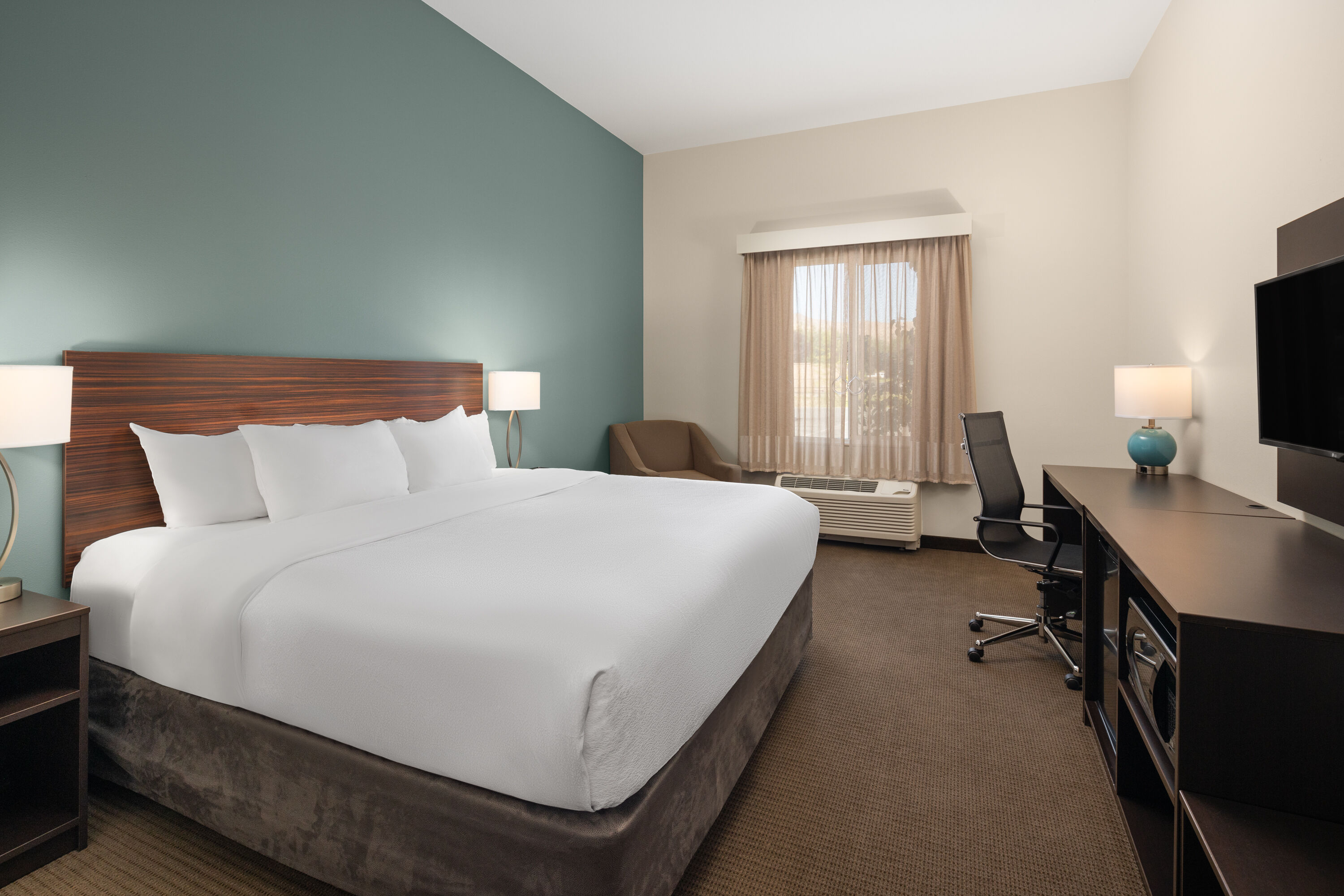 Guest room at the La Quinta Inn & Suites by Wyndham Wenatchee in Wenatchee, Washington