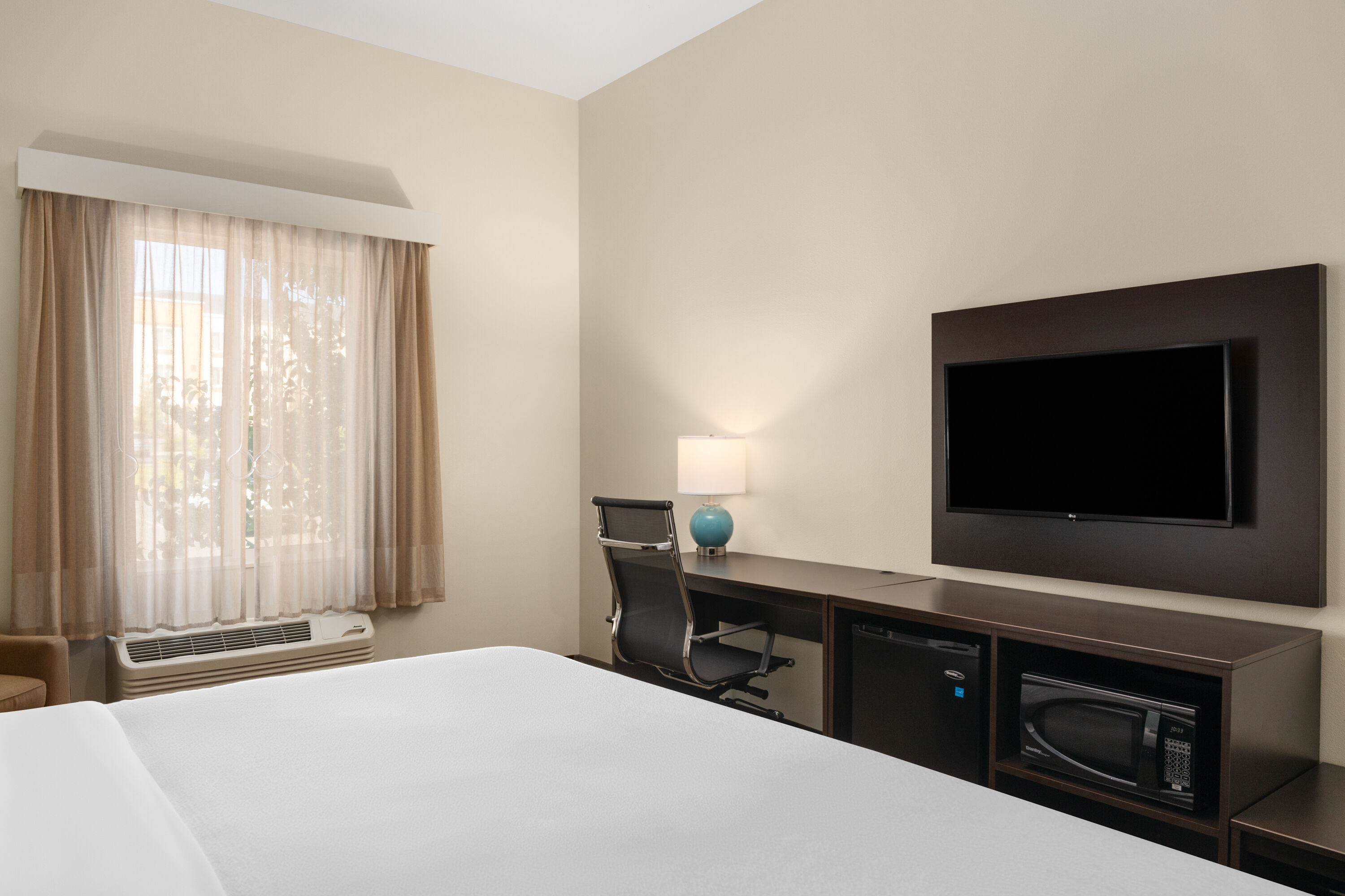 Guest room at the La Quinta Inn & Suites by Wyndham Wenatchee in Wenatchee, Washington