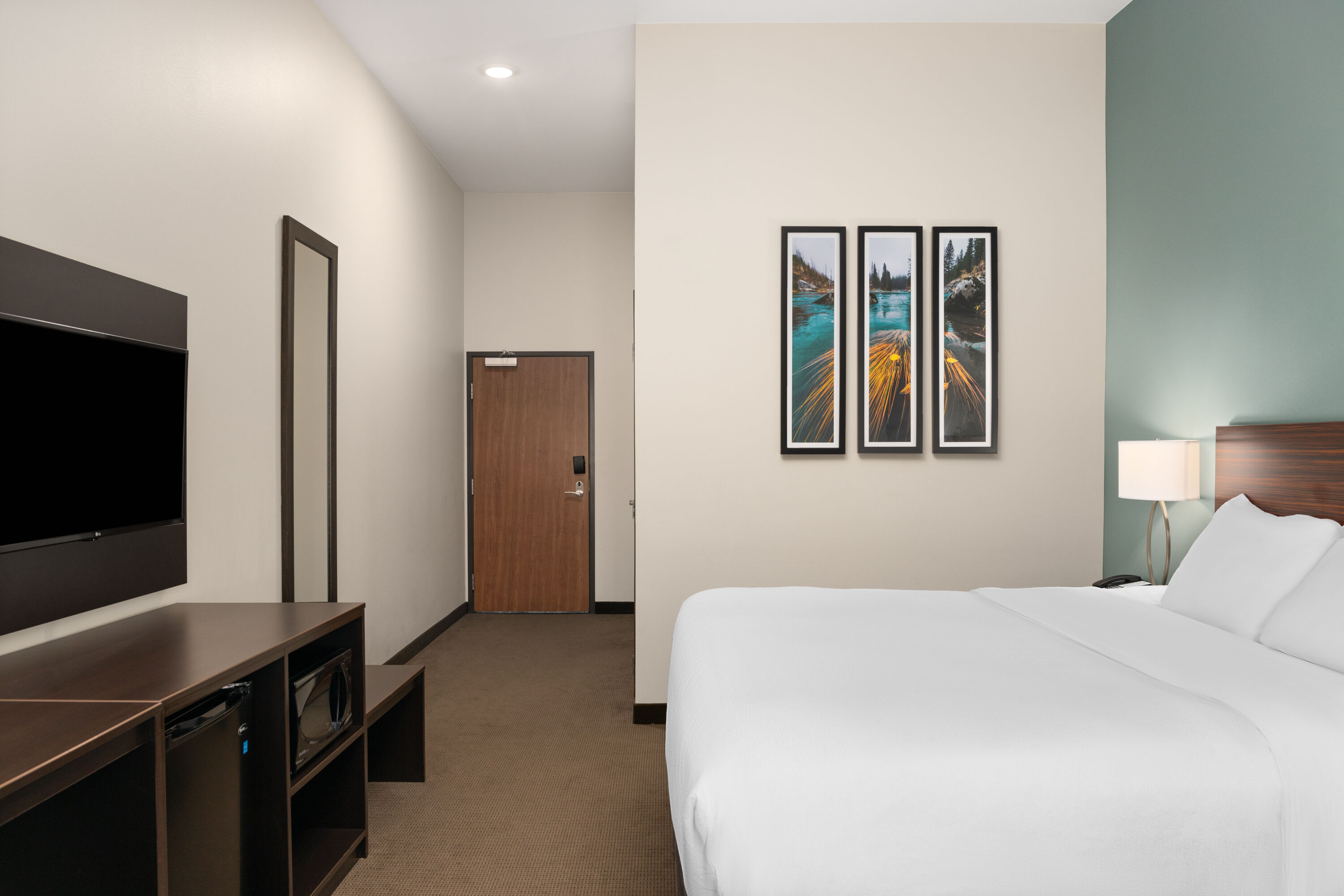 Guest room at the La Quinta Inn & Suites by Wyndham Wenatchee in Wenatchee, Washington