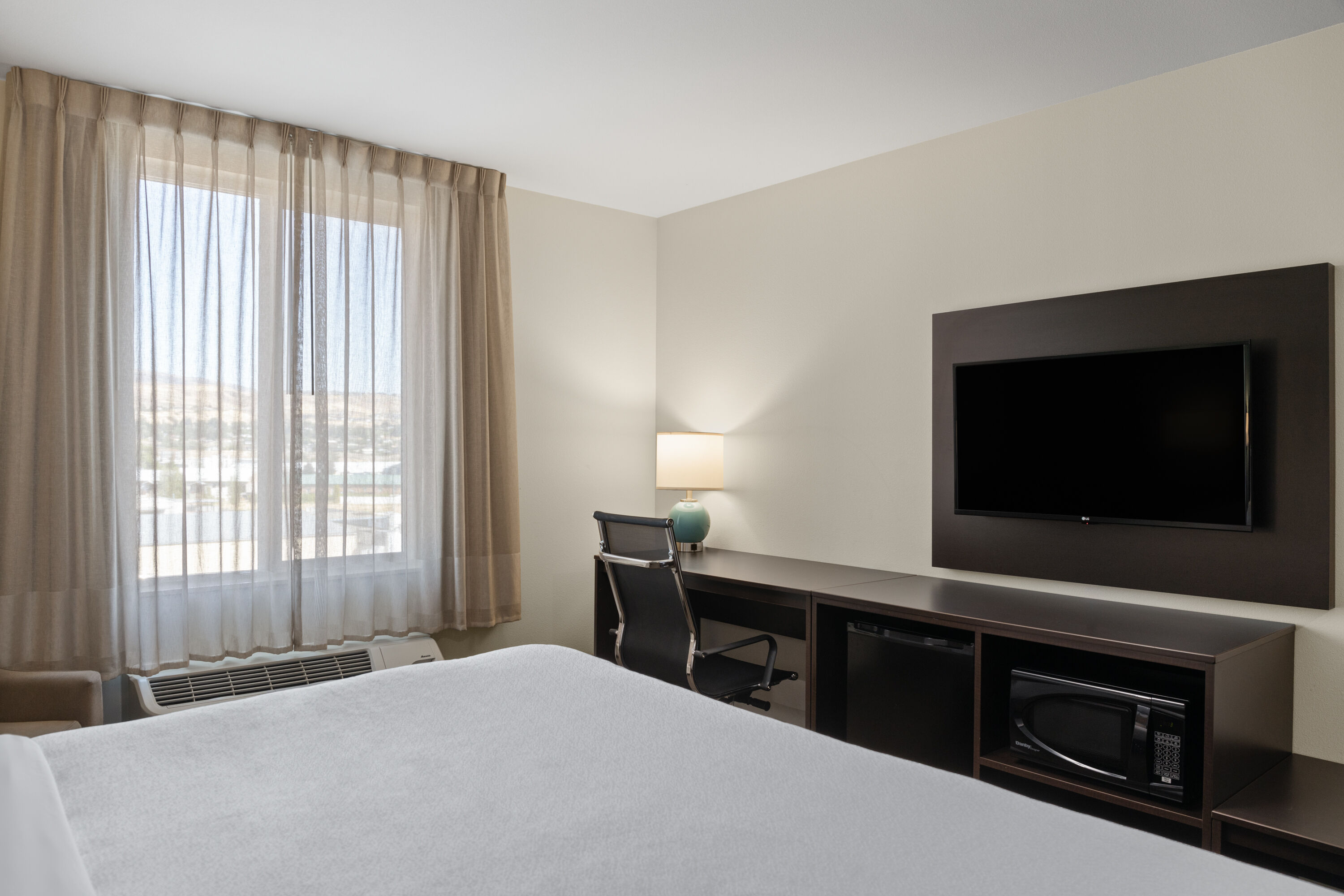 Guest room at the La Quinta Inn & Suites by Wyndham Wenatchee in Wenatchee, Washington