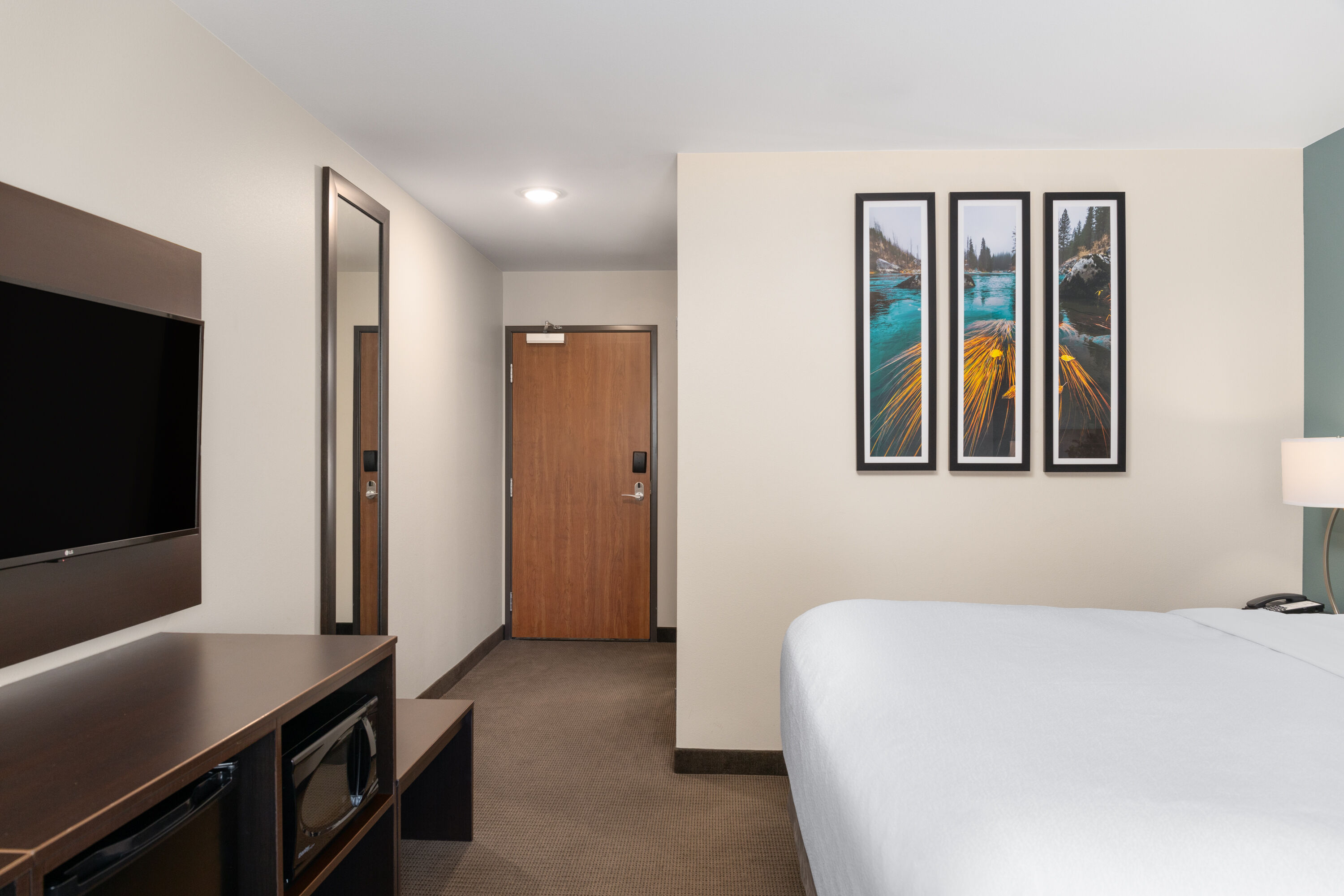 Guest room at the La Quinta Inn & Suites by Wyndham Wenatchee in Wenatchee, Washington