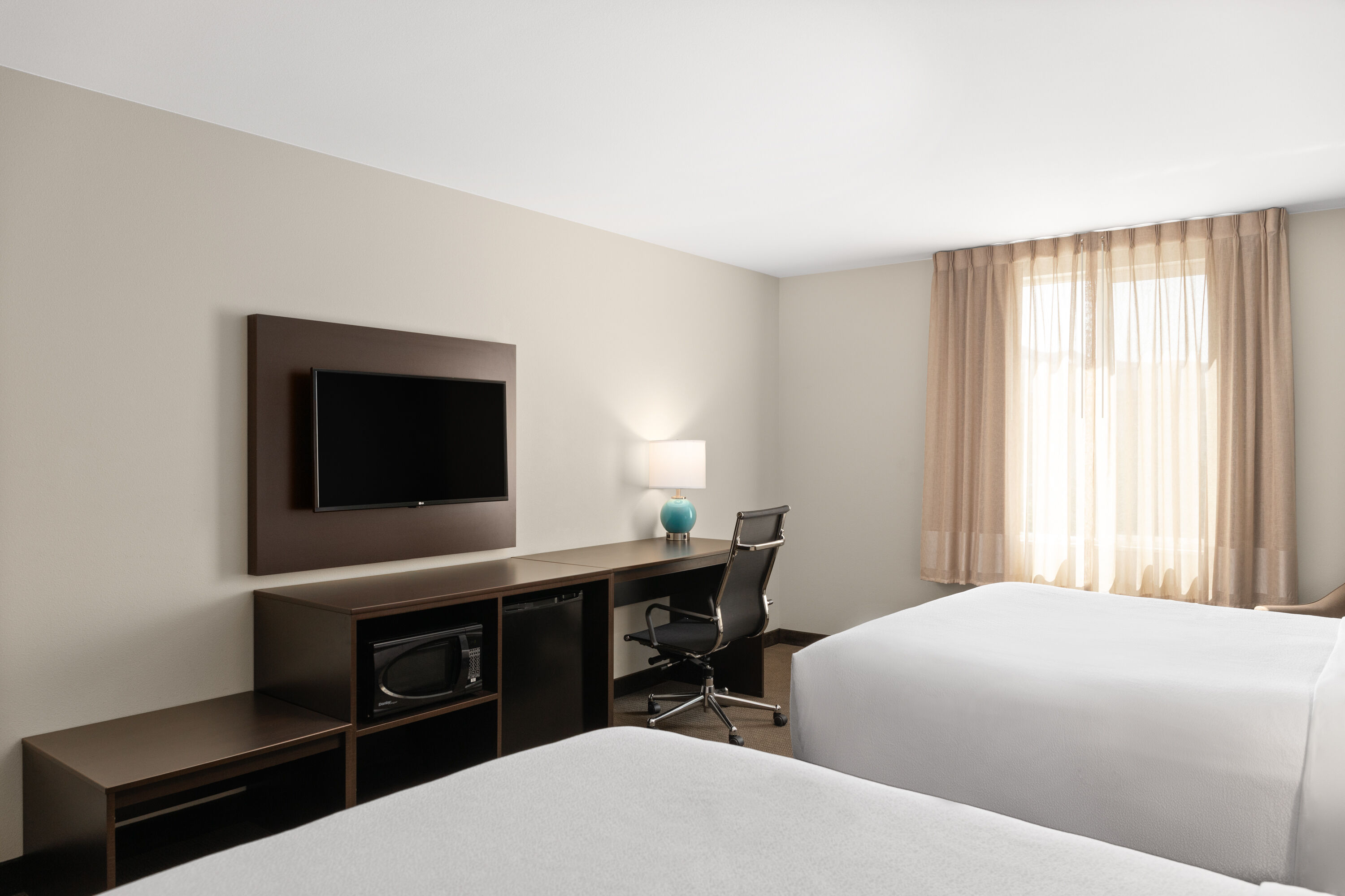 Guest room at the La Quinta Inn & Suites by Wyndham Wenatchee in Wenatchee, Washington